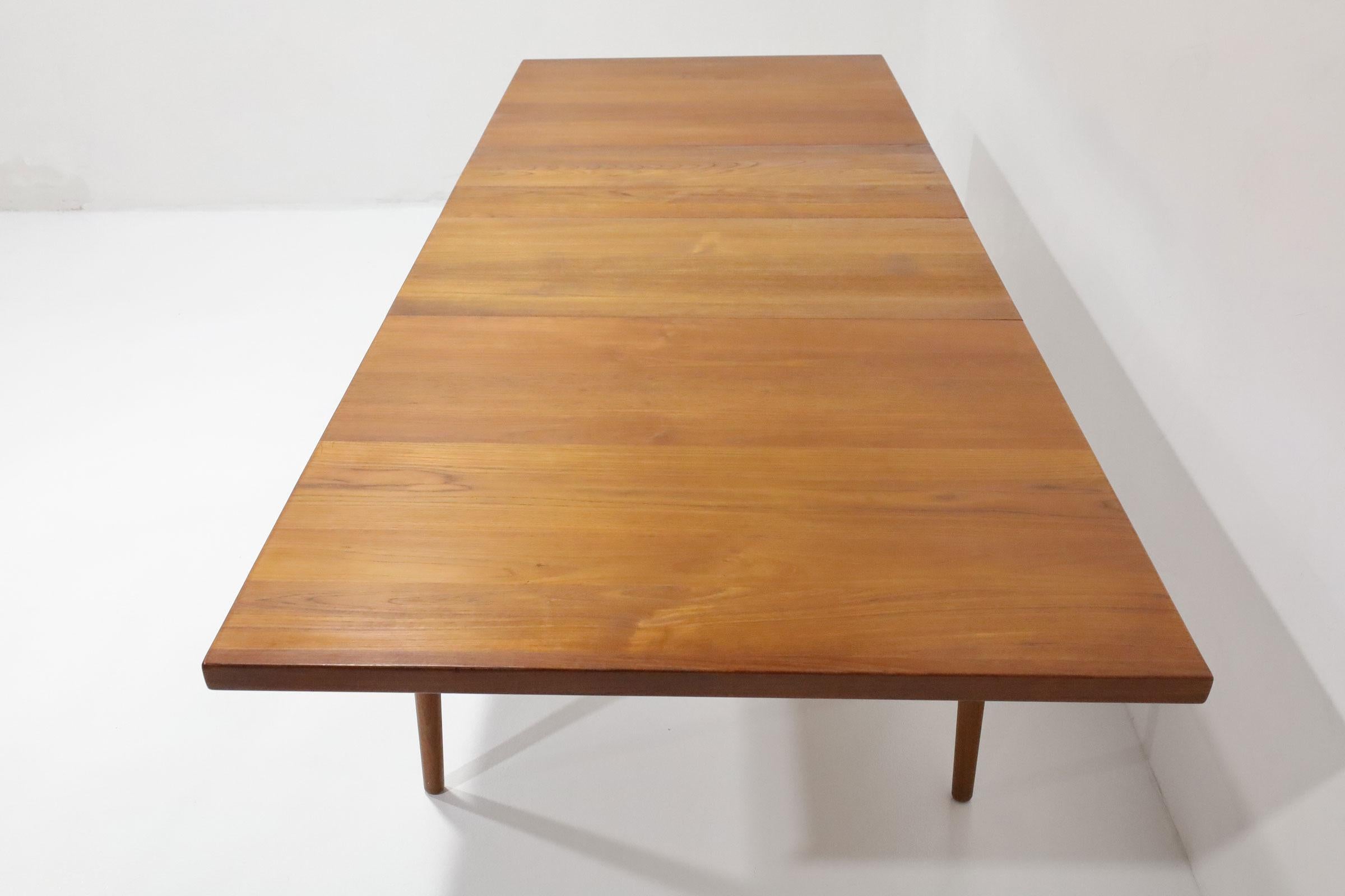 Scandinave moderne Table de salle à manger à rallonge en teck Finn Juhl FD 540 de France & Son en vente