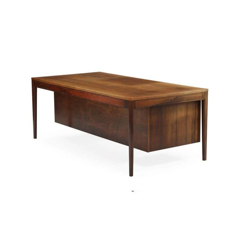 Finn Juhl 'FD-951 Diplomat' desk with five drawers in rosewood and brass, circa 1960s, created for France & Søn.

Dimension: H 72 x W 190 x D 95 cm.