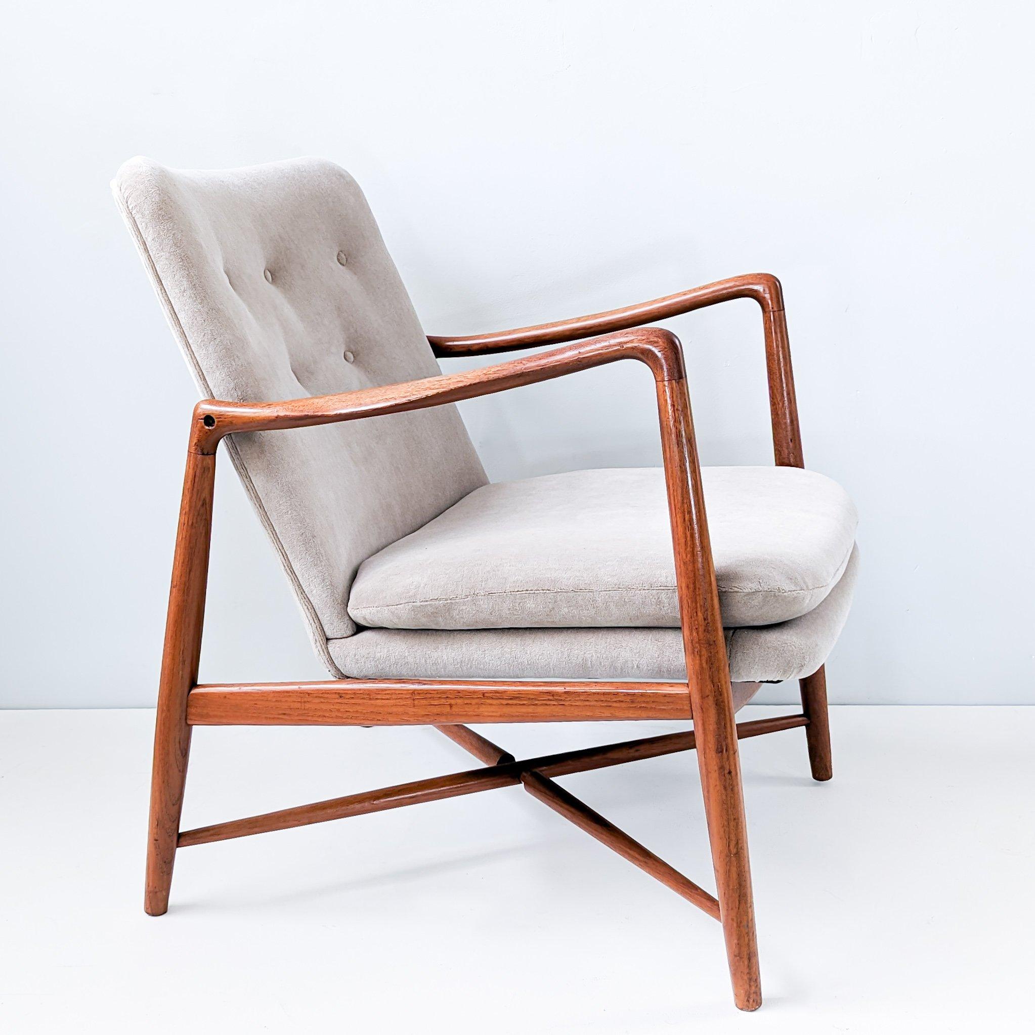  Designed by Finn Juhl and manufactured by Bovirke, this chair embodies Juhl's distinctive style—simple yet intricately detailed.

The wood maintains its good original condition, with a beautiful patina that enhances its overall allure. The fabric