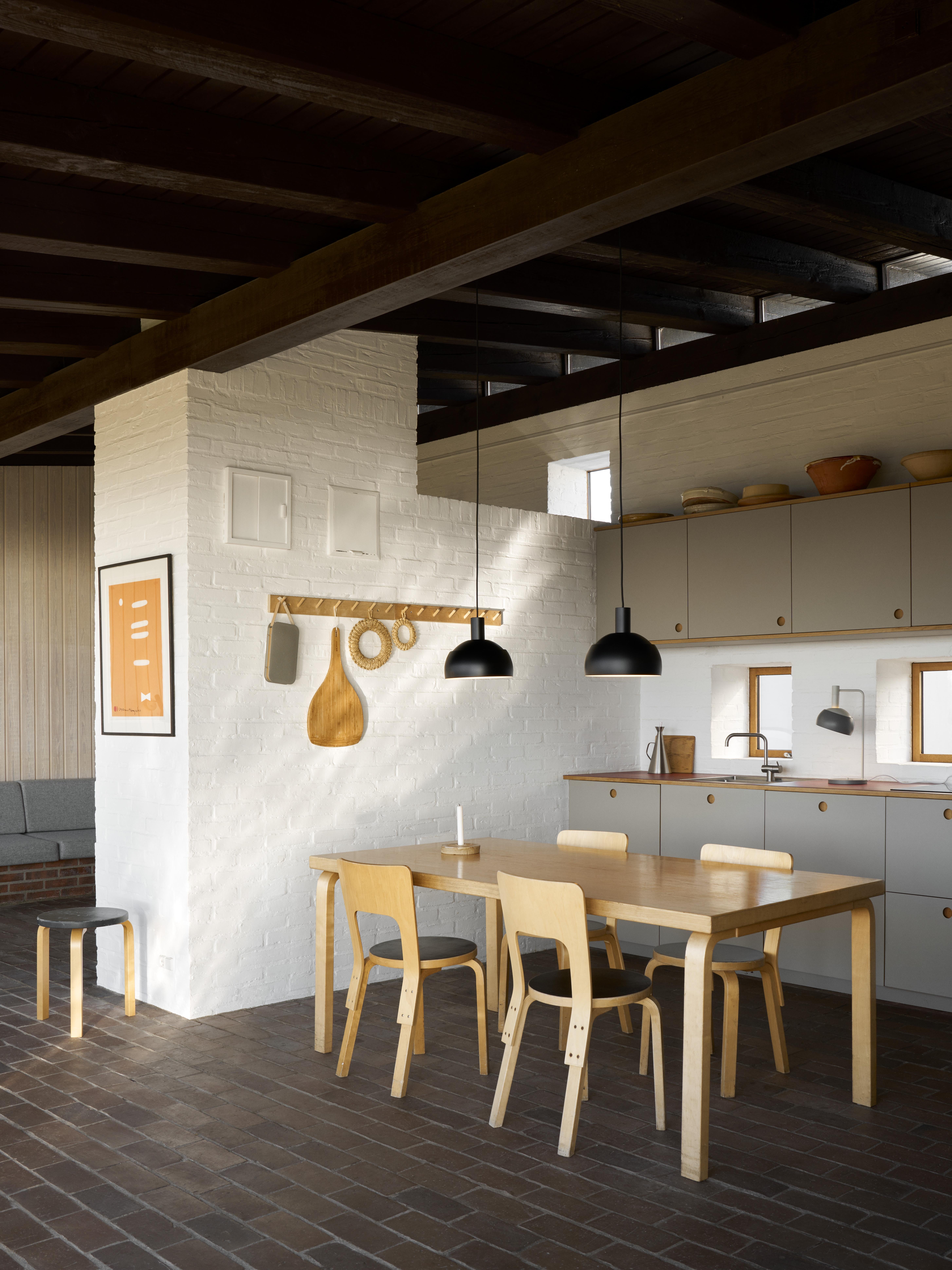Ciondolo 'FJ Elements' di Finn Juhl in nero per Louis Poulsens 

Questa lampada è una delle poche mai create da Finn Juhls (1912-1989), uno degli architetti danesi più famosi. Progettate inizialmente nel 1963, le lampade a sospensione e da tavolo