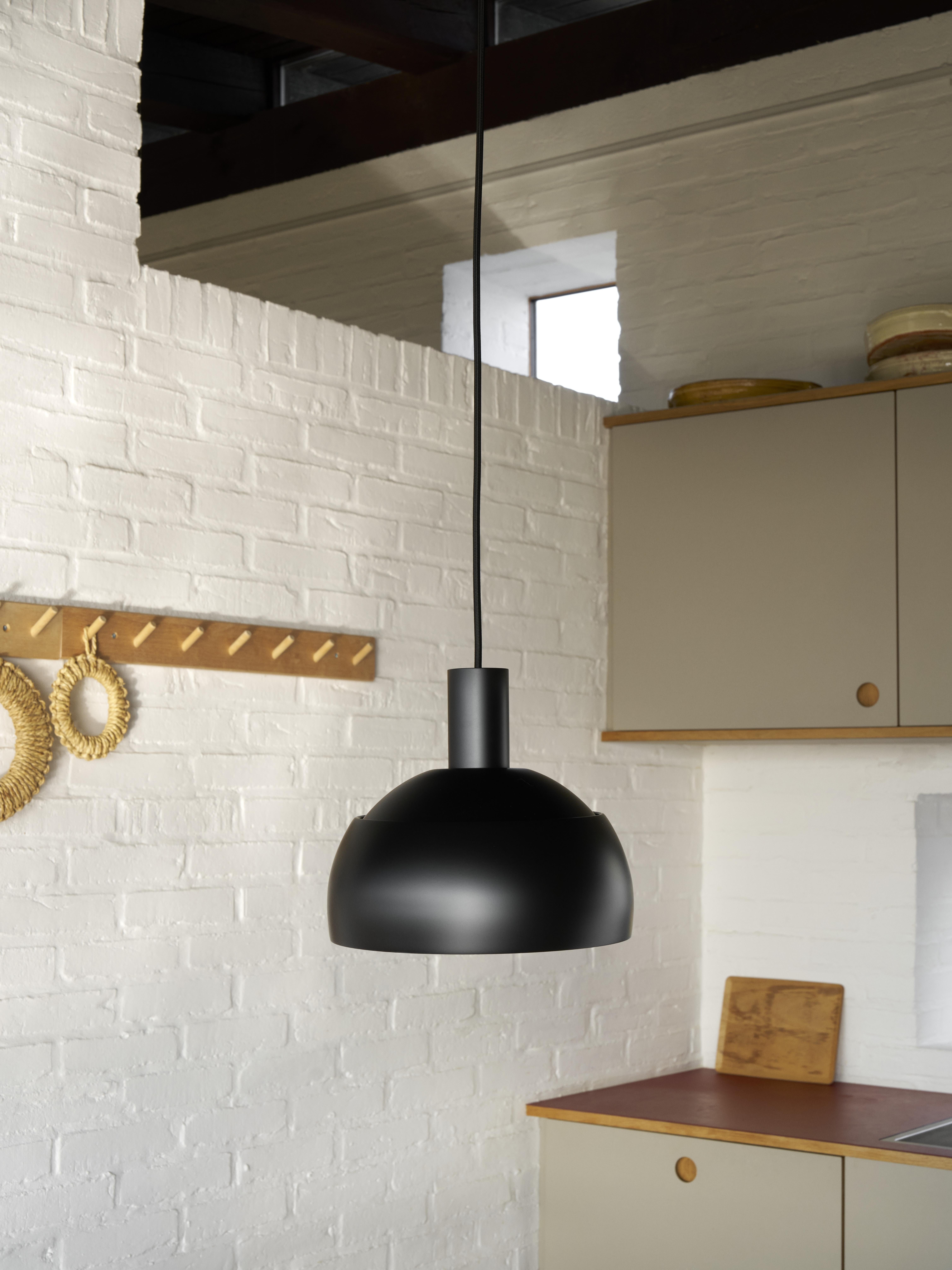 Dipinto Ciondolo 'FJ Elements' di Finn Juhl in nero per Louis Poulsens in vendita
