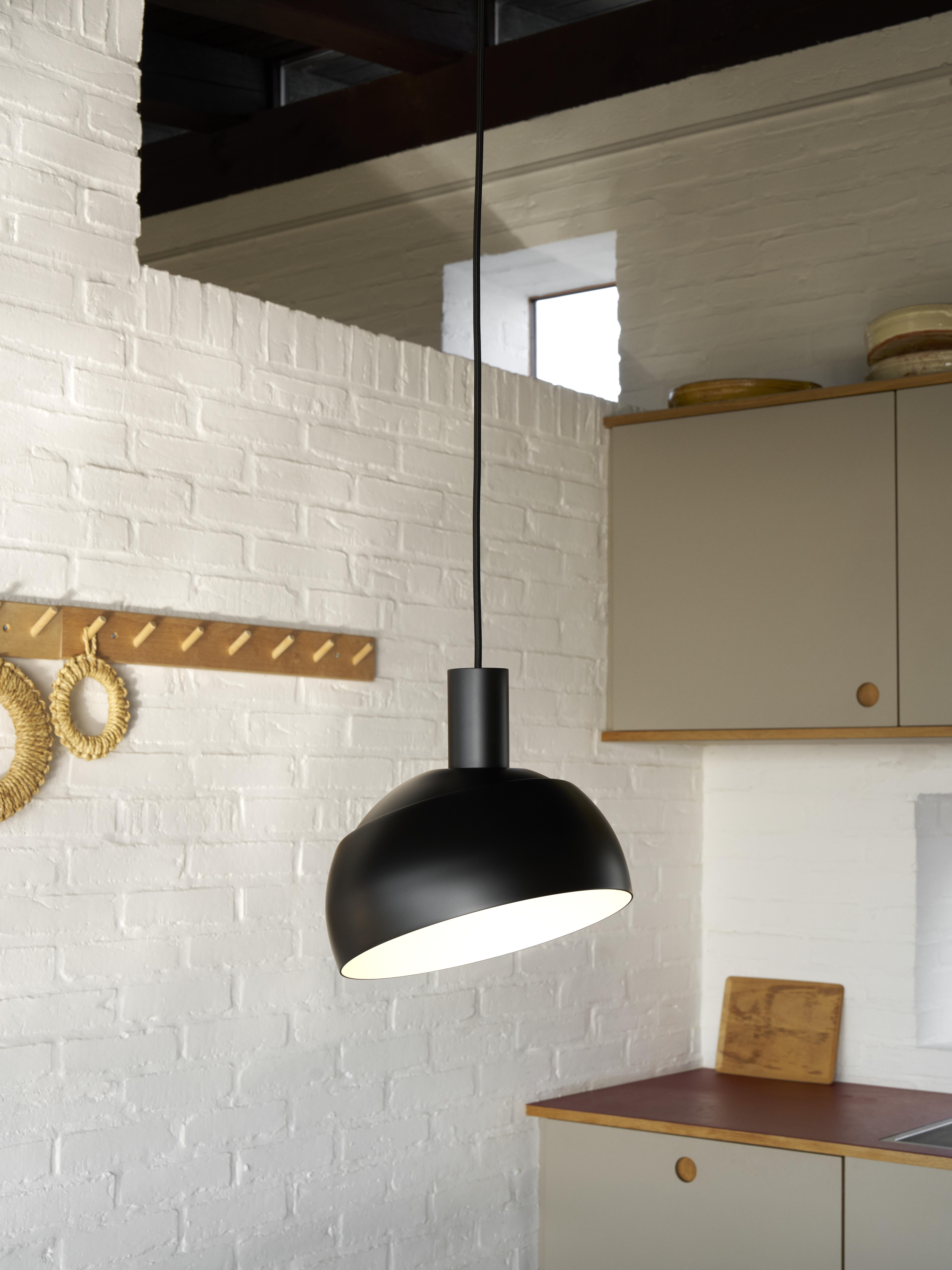 XXI secolo e contemporaneo Ciondolo 'FJ Elements' di Finn Juhl in nero per Louis Poulsens in vendita