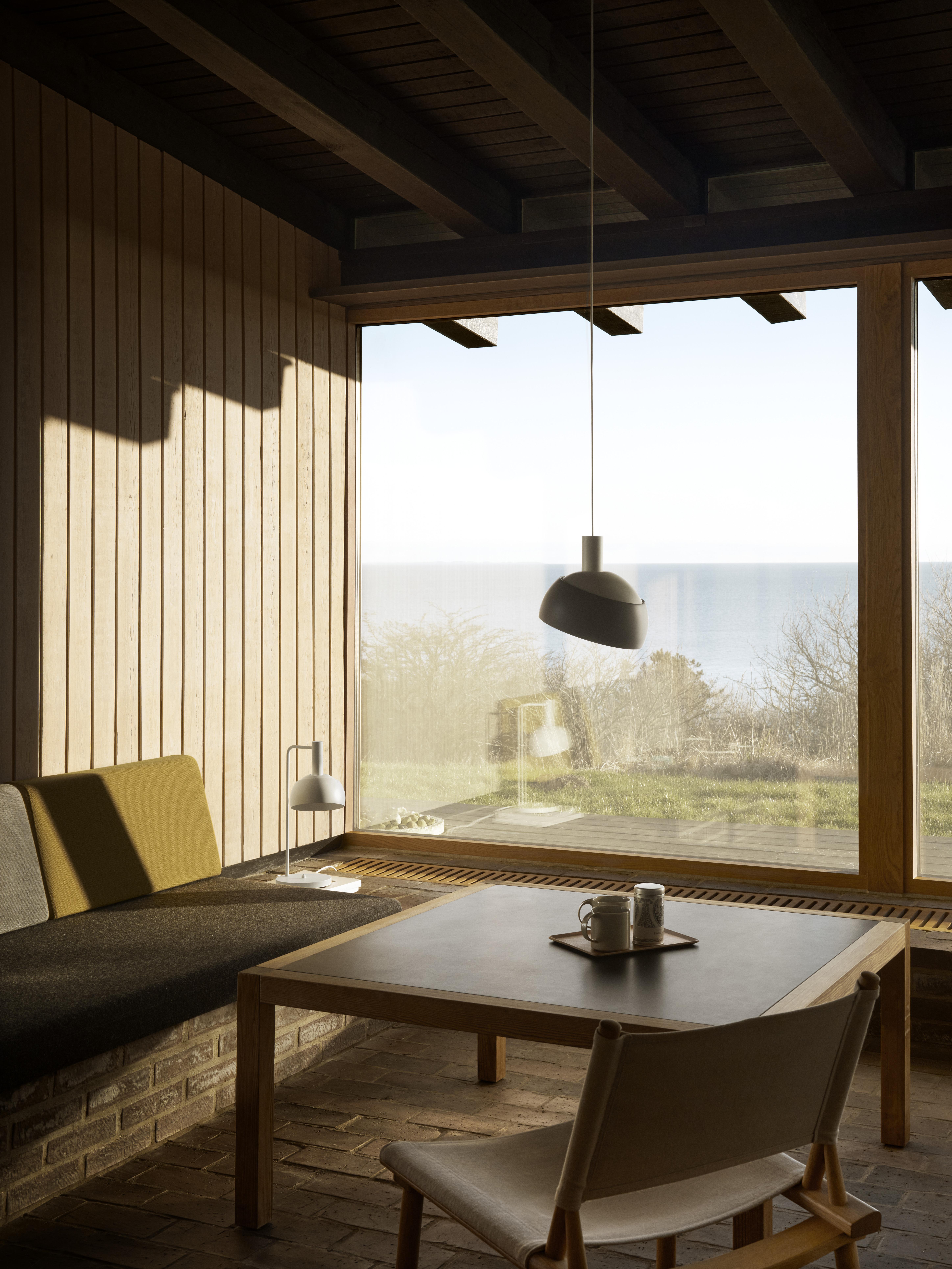 Ciondolo 'FJ Elements' di Finn Juhl in grigio per Louis Poulsens 

Questa lampada è una delle poche mai create da Finn Juhls (1912-1989), uno degli architetti danesi più famosi. Progettate inizialmente nel 1963, le lampade a sospensione e da tavolo