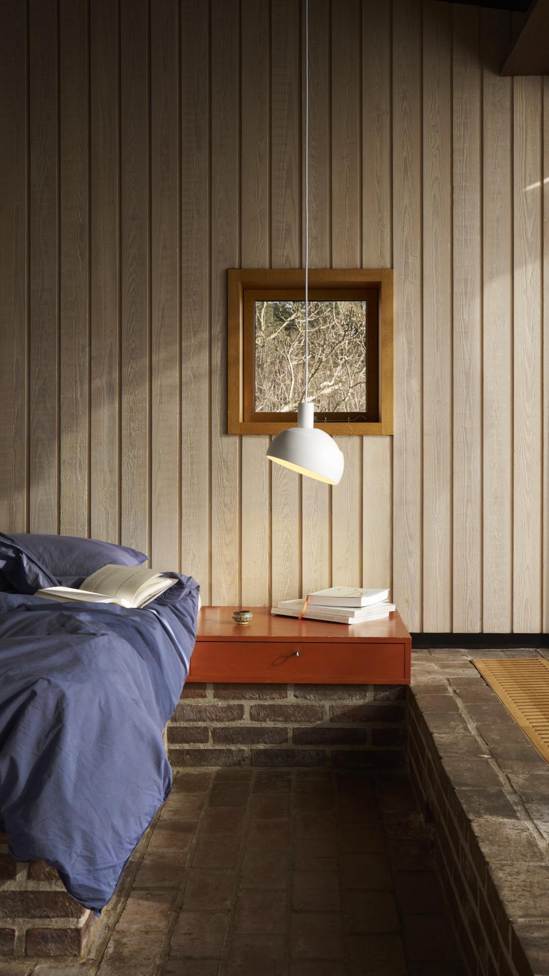 Ciondolo Finn Juhl 'FJ Elements' in bianco per Louis Poulsen 

Questa lampada è una delle poche mai create da Finn Juhls (1912-1989), uno degli architetti danesi più famosi. Progettate inizialmente nel 1963, le lampade a sospensione e da tavolo sono