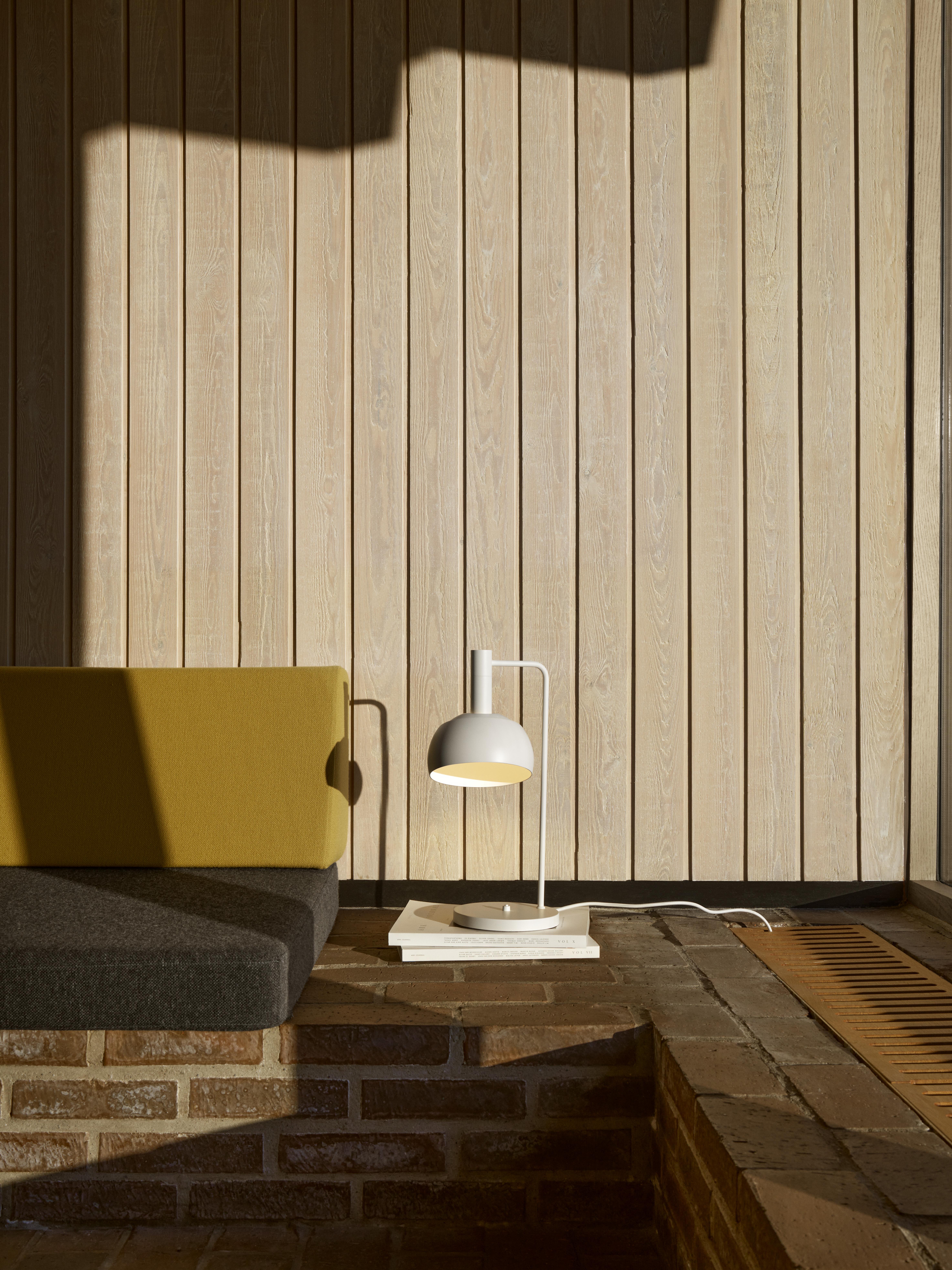 Lampada da tavolo Finn Juhl 'FJ Elements' in bianco per Louis Poulsen

Questa lampada è una delle poche mai create da Finn Juhls (1912-1989), uno degli architetti danesi più famosi. Progettate inizialmente nel 1963, le lampade a sospensione e da