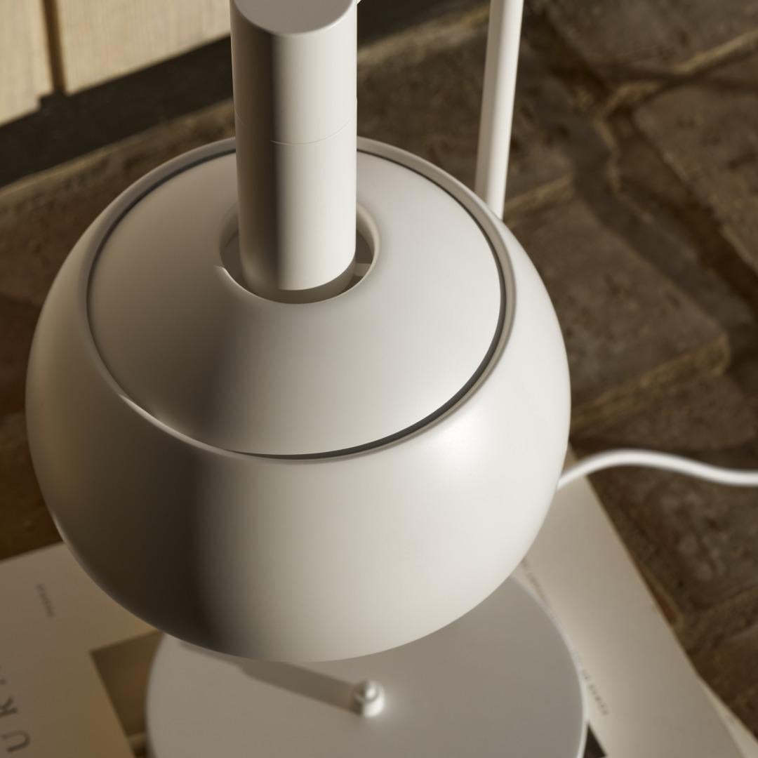 Alluminio Lampada da tavolo Finn Juhl 'FJ Elements' in bianco per Louis Poulsen in vendita