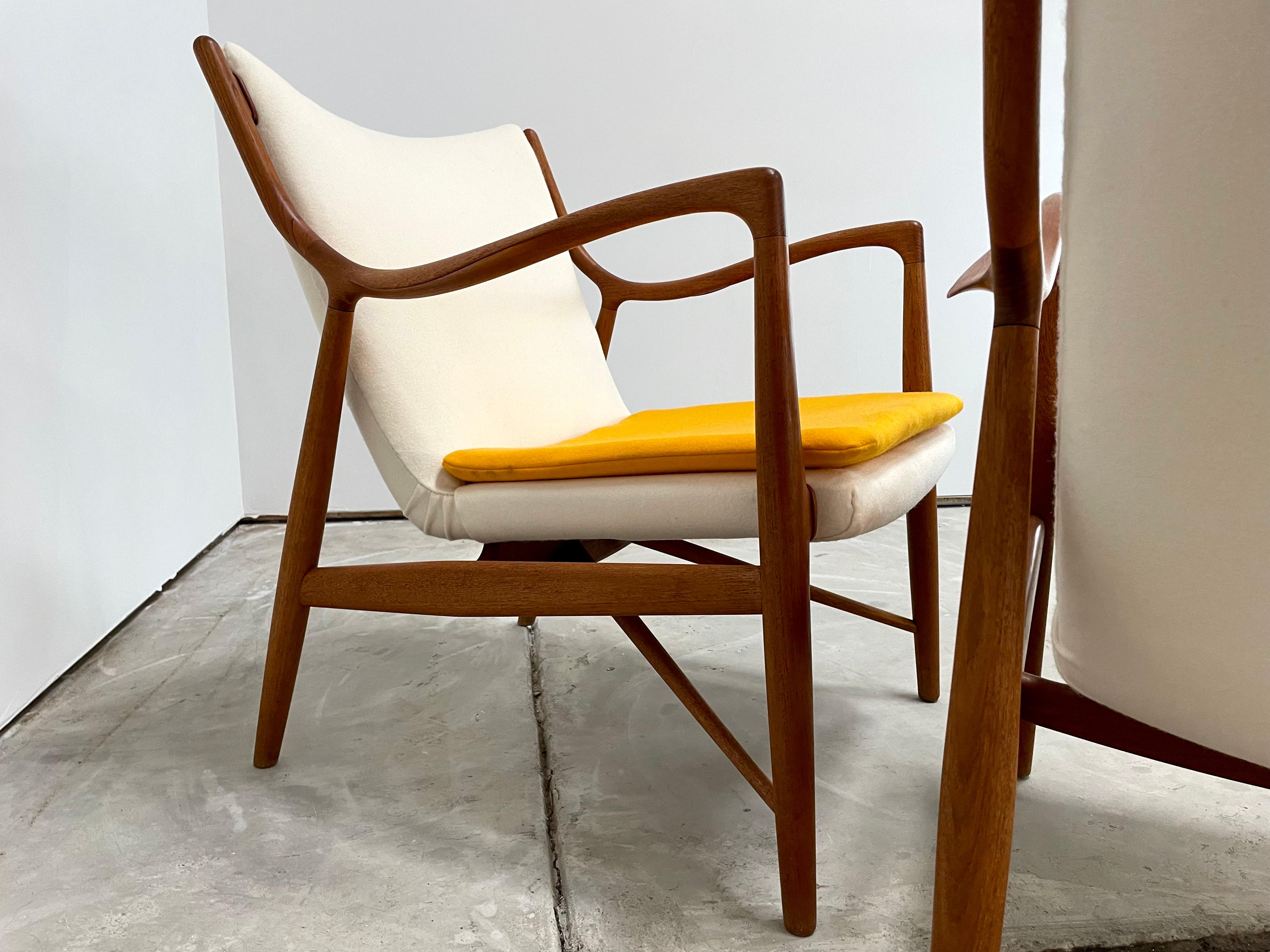 Finn Juhl FJ45 Lounge Chairs by Niels Vodder For Sale 2
