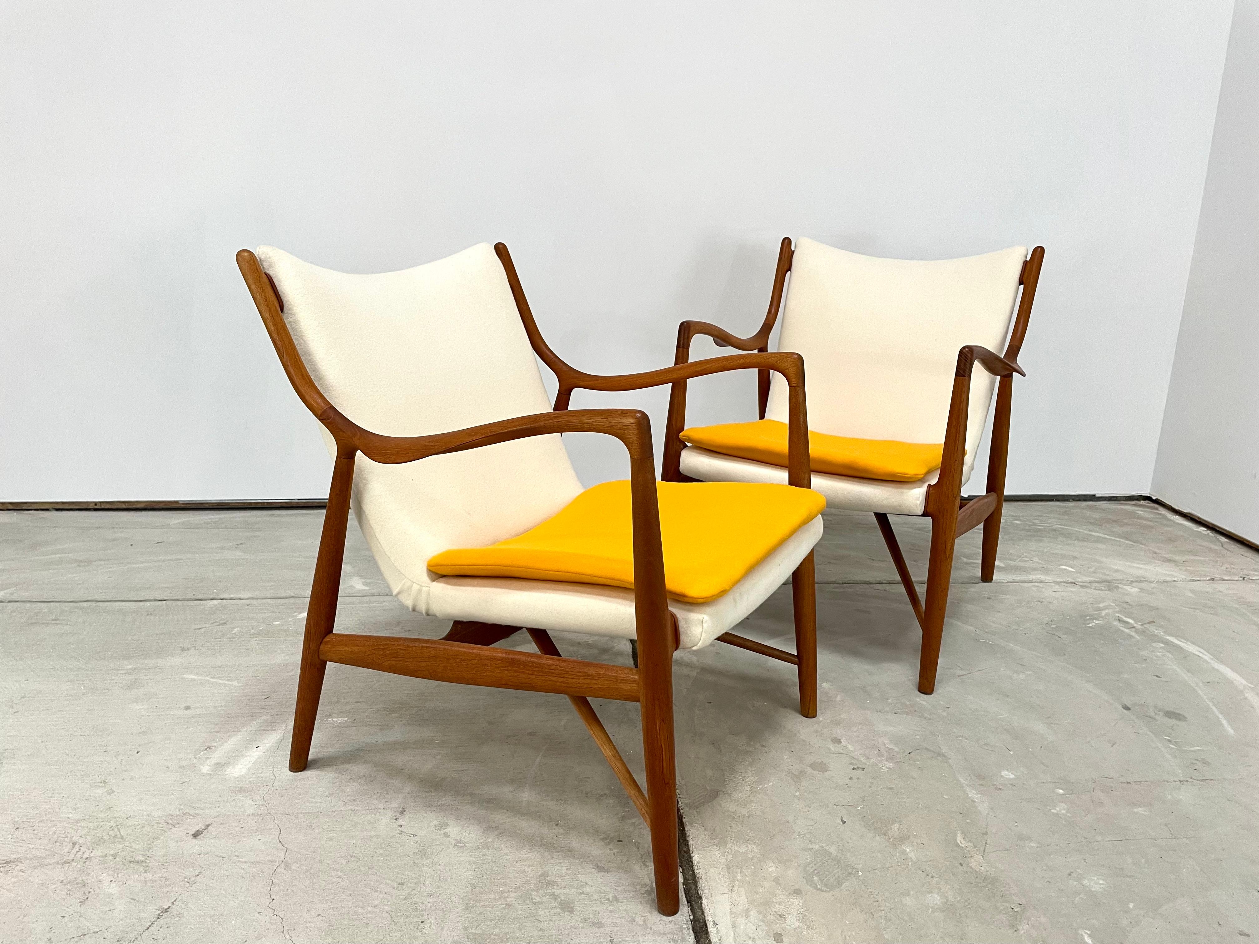 Finn Juhl FJ45 Lounge Chairs by Niels Vodder In Good Condition For Sale In Albuquerque, NM