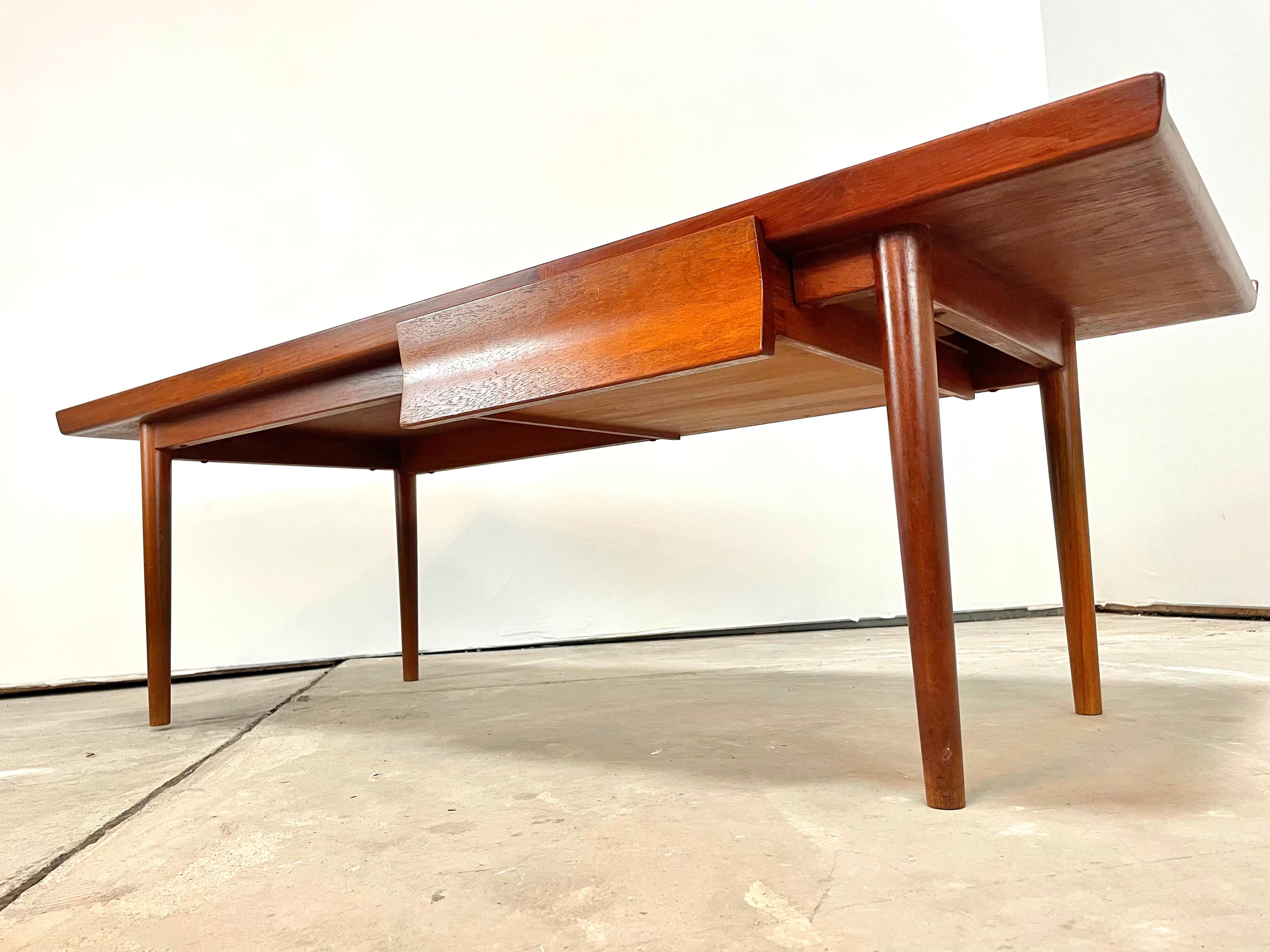 Finn Juhl Fj56 Coffee Table by Niels Vodder In Good Condition For Sale In Albuquerque, NM