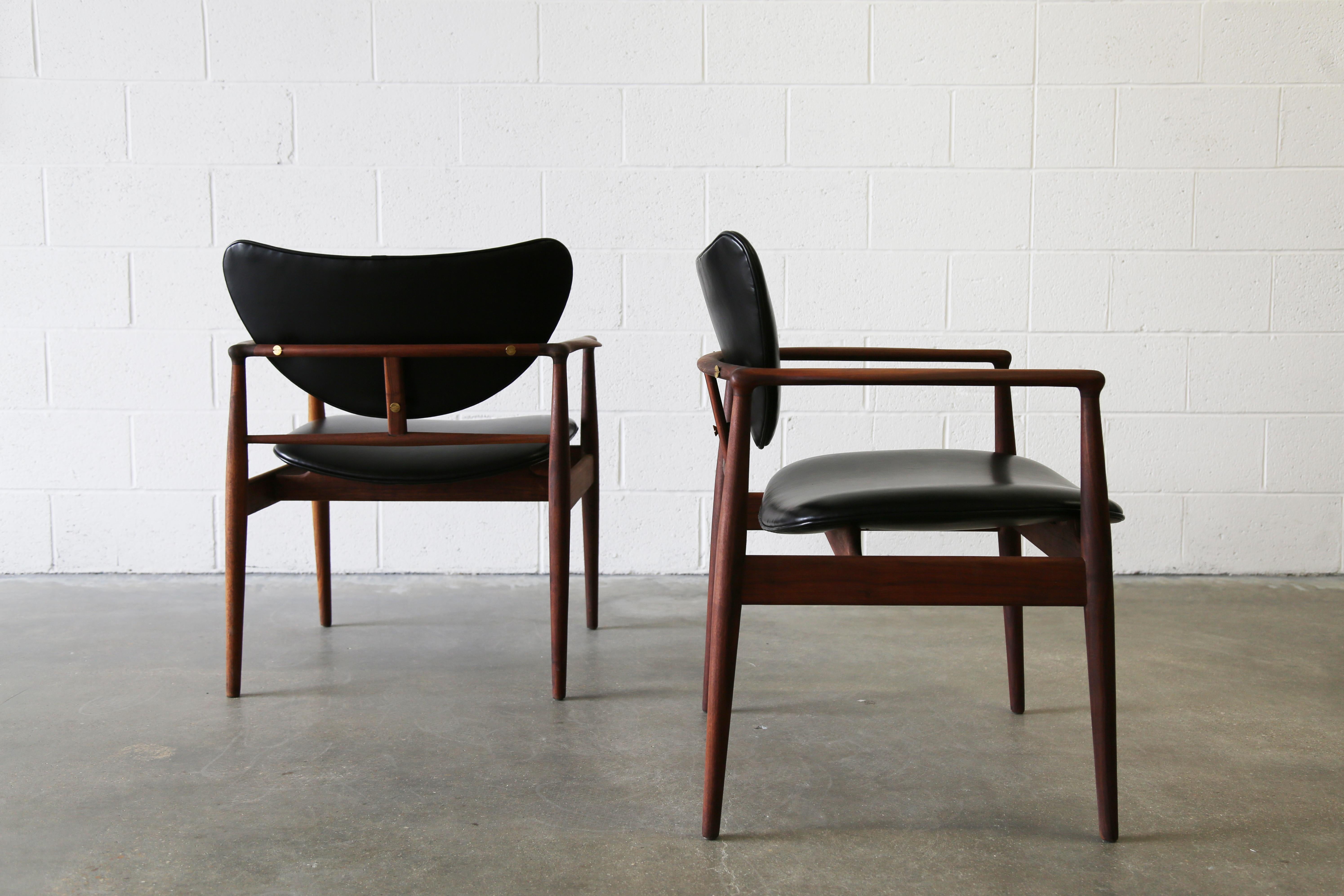 Une paire de chaises modèle 400 ½ conçues par Finn Juhl et produites par Baker vers les années 1950. Finn Juhl a conçu ces chaises à l'origine comme le modèle 48 des chaises produites par l'ébéniste Niels fodder en 1948. Dans les années 1950, Baker