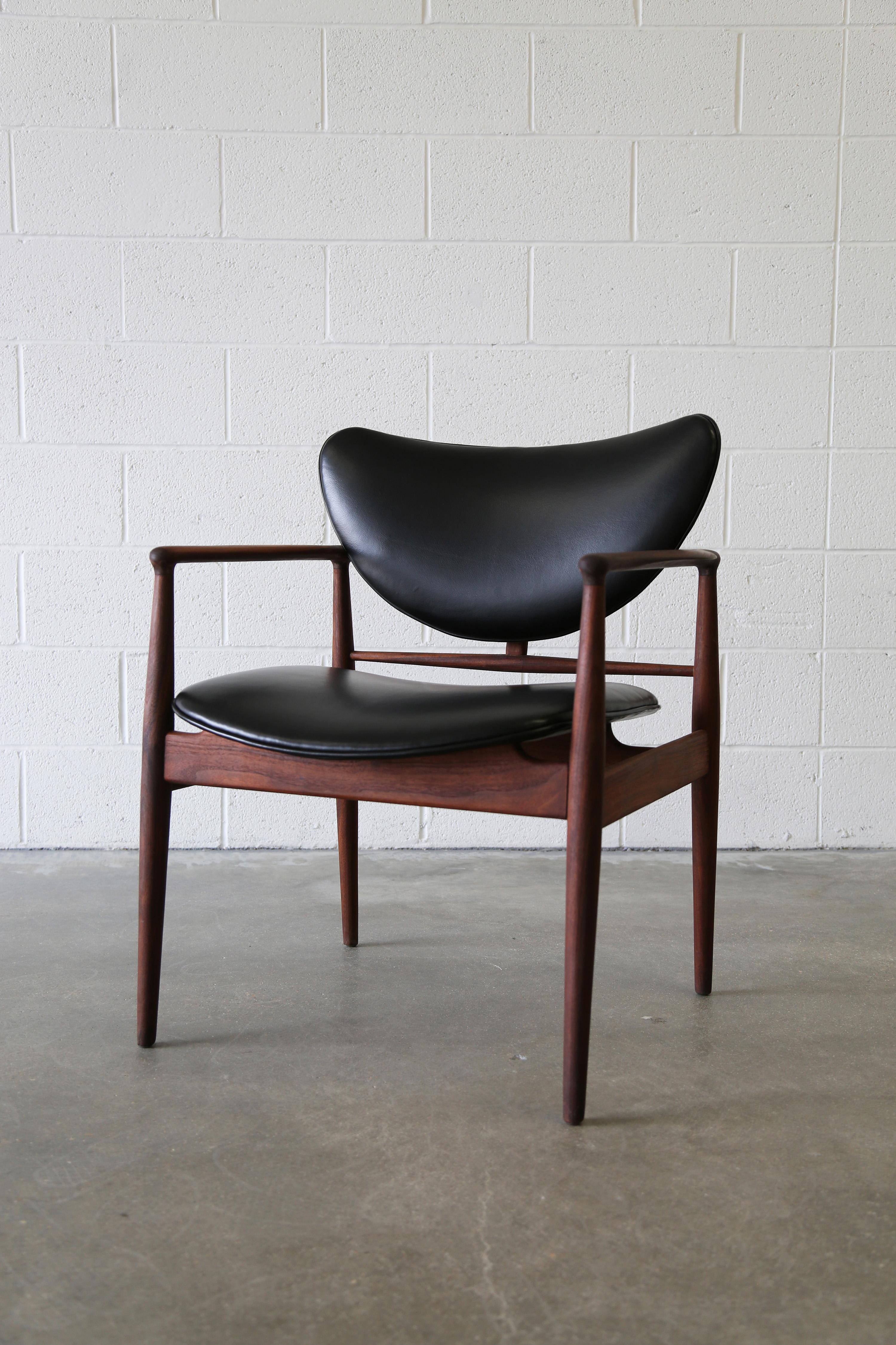 Mid-Century Modern Finn Juhl pour Baker 400 1/2 paire de chaises Noyer et Cuir no. 48 en vente