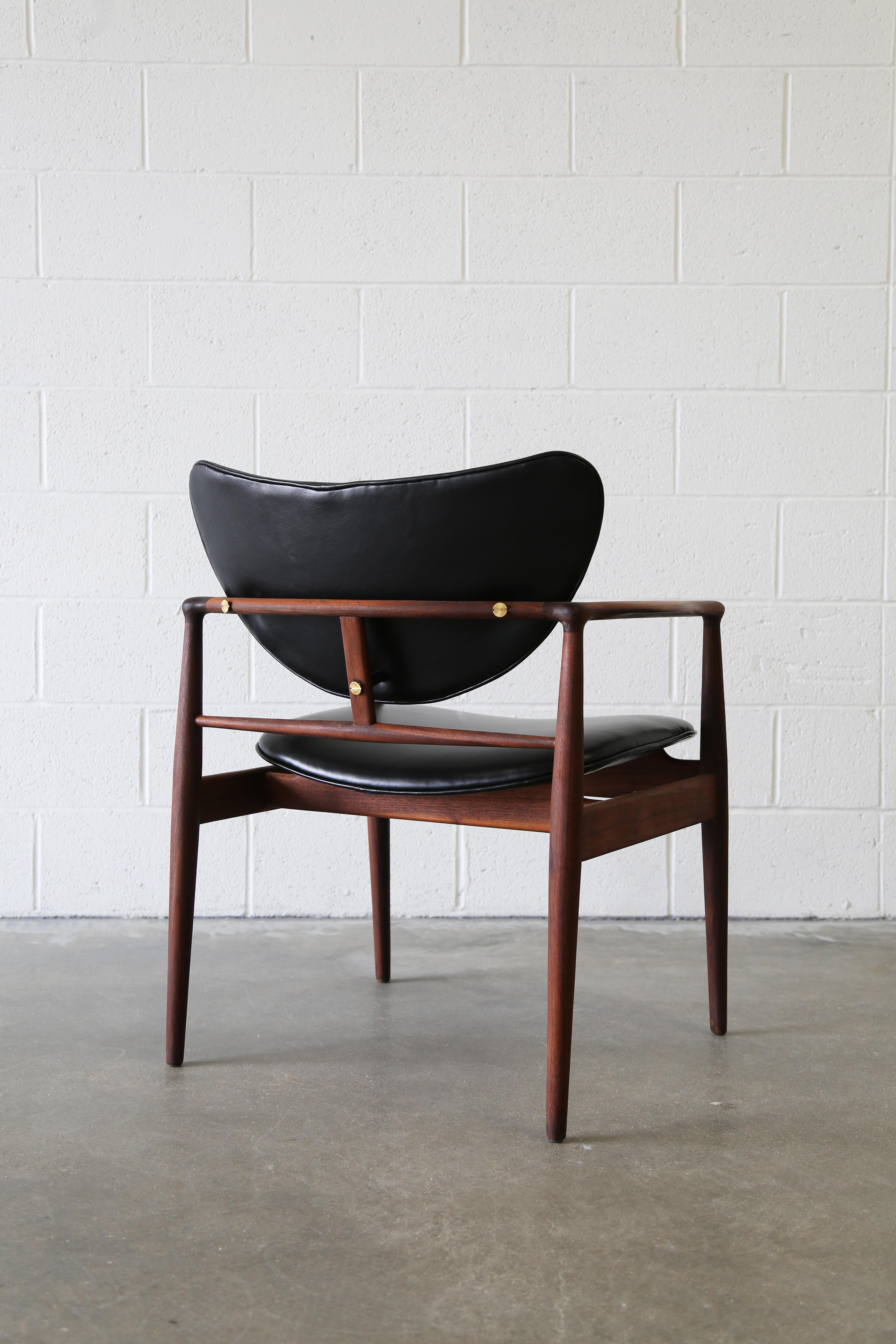 Danois Finn Juhl pour Baker 400 1/2 paire de chaises Noyer et Cuir no. 48 en vente