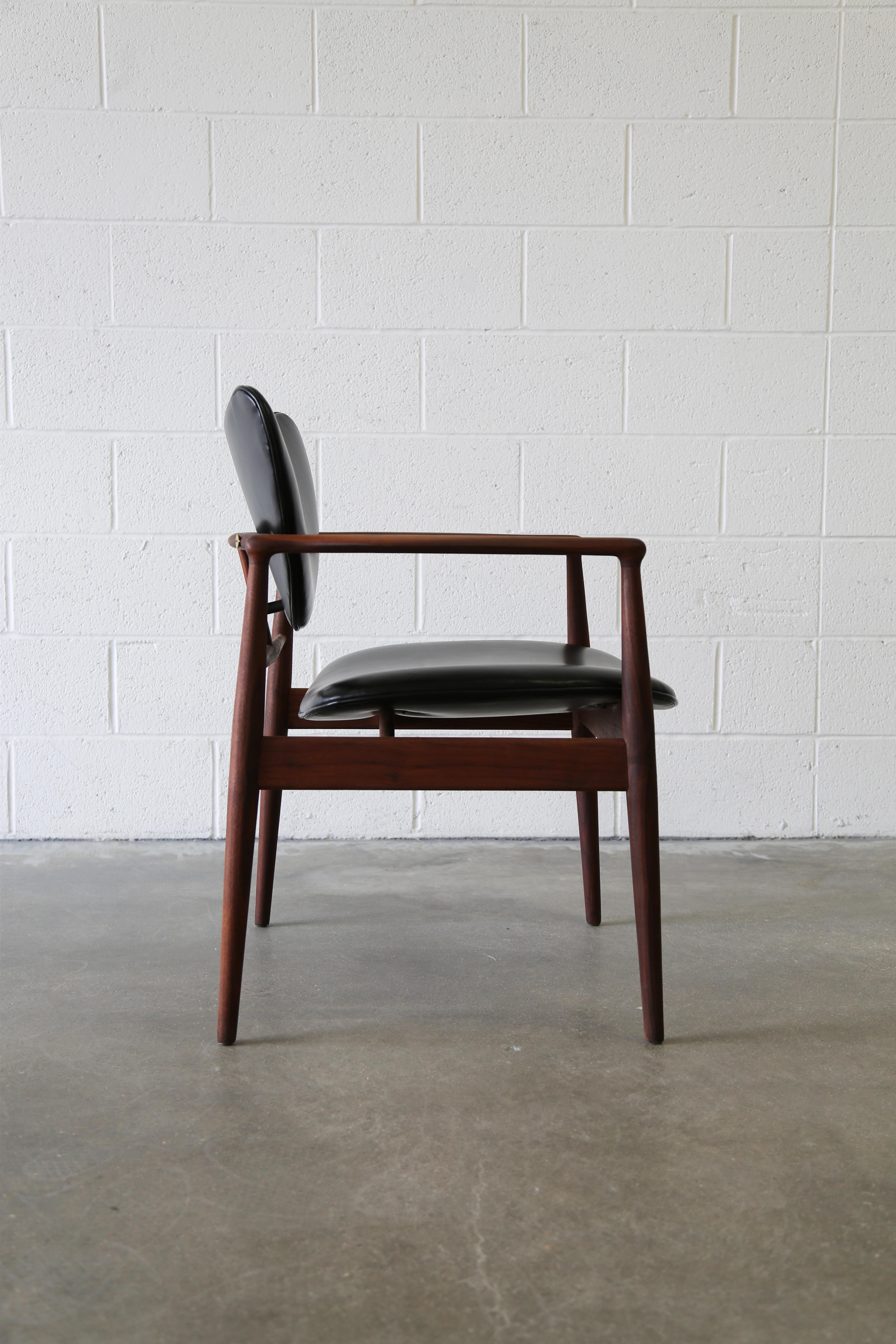 Finn Juhl pour Baker 400 1/2 paire de chaises Noyer et Cuir no. 48 Bon état - En vente à Virginia Beach, VA