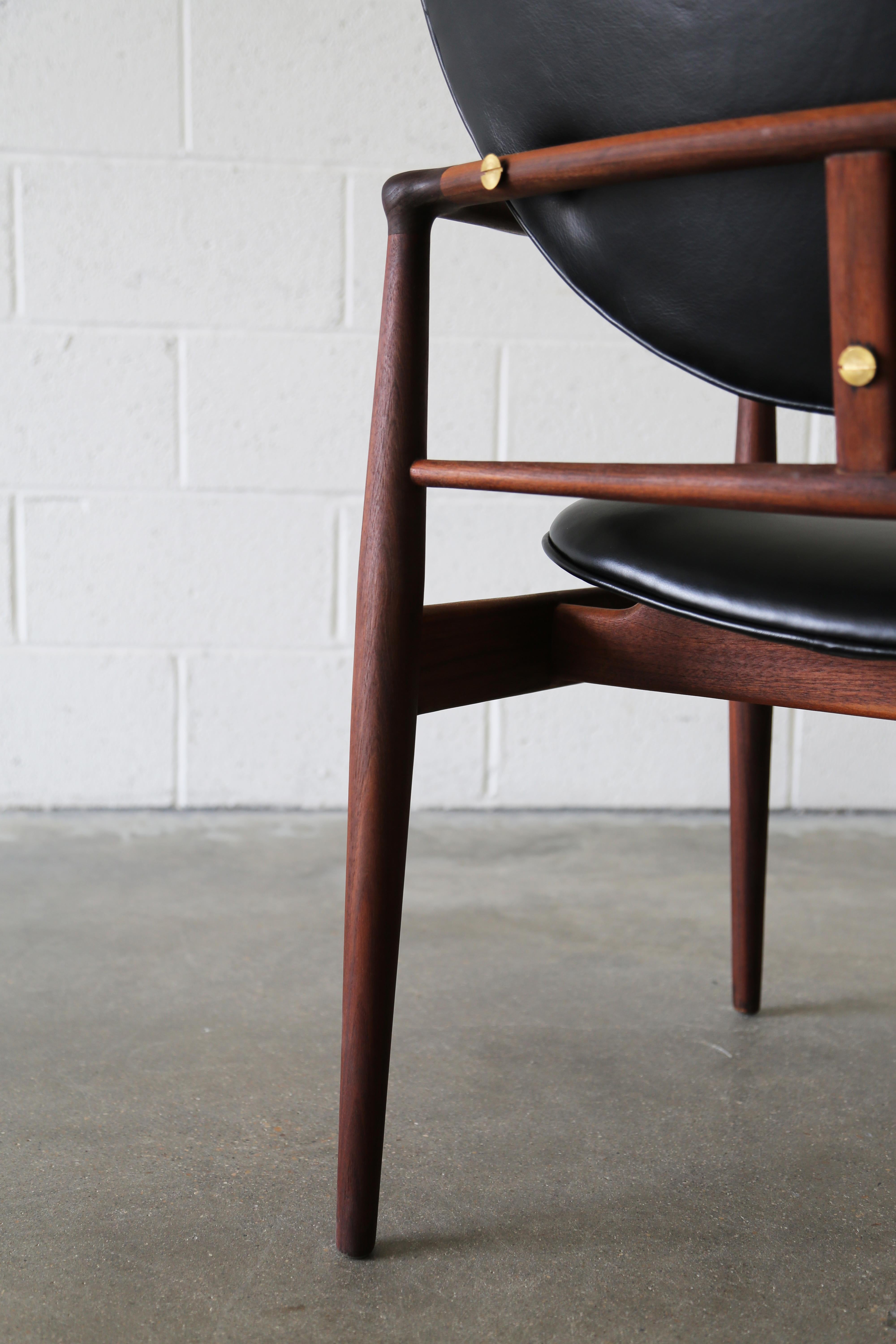 Finn Juhl pour Baker 400 1/2 paire de chaises Noyer et Cuir no. 48 en vente 1