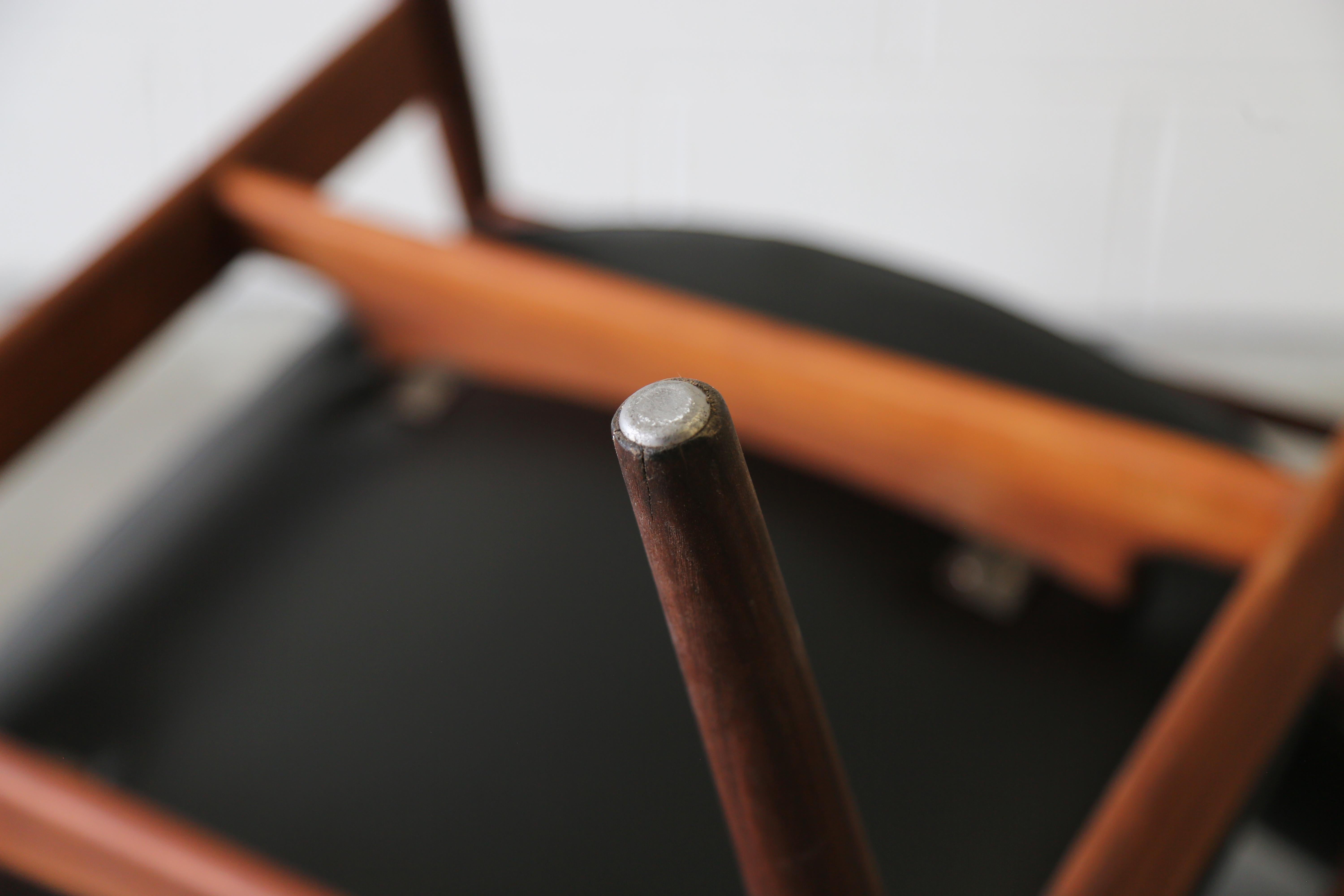 Finn Juhl pour Baker 400 1/2 paire de chaises Noyer et Cuir no. 48 en vente 3