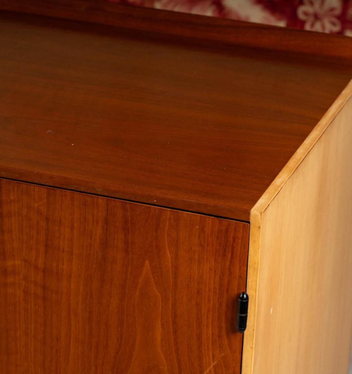Magnifique armoire de Finn Juhls pour Baker, avec étiquette métallique du fabricant, années 1950.