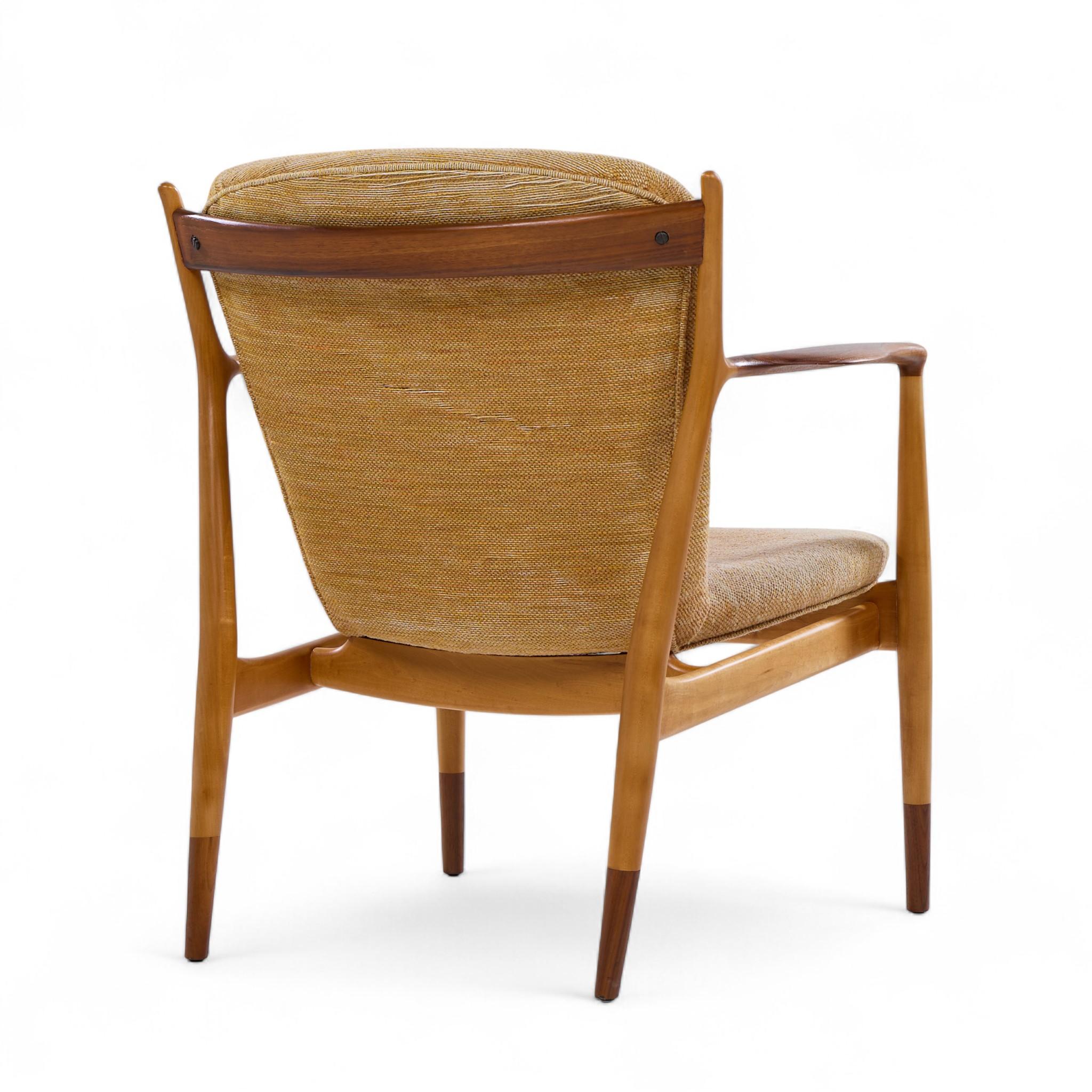 Finn Juhl for Baker Delegate Mid Century Walnut Lounge Chairs - Pair im Angebot 3