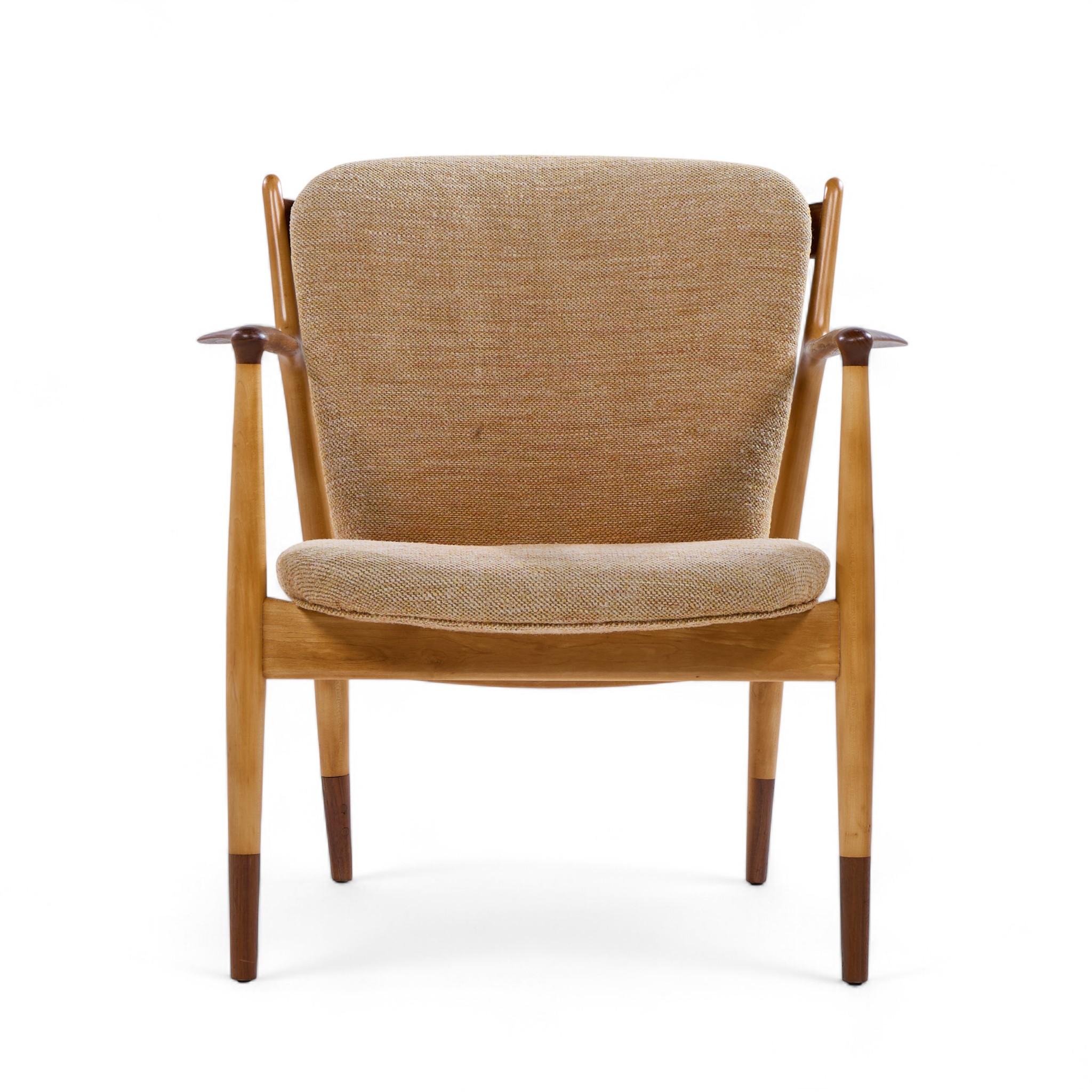 Finn Juhl for Baker Delegate Mid Century Walnut Lounge Chairs - Pair im Zustand „Gut“ im Angebot in Franklin Park, IL