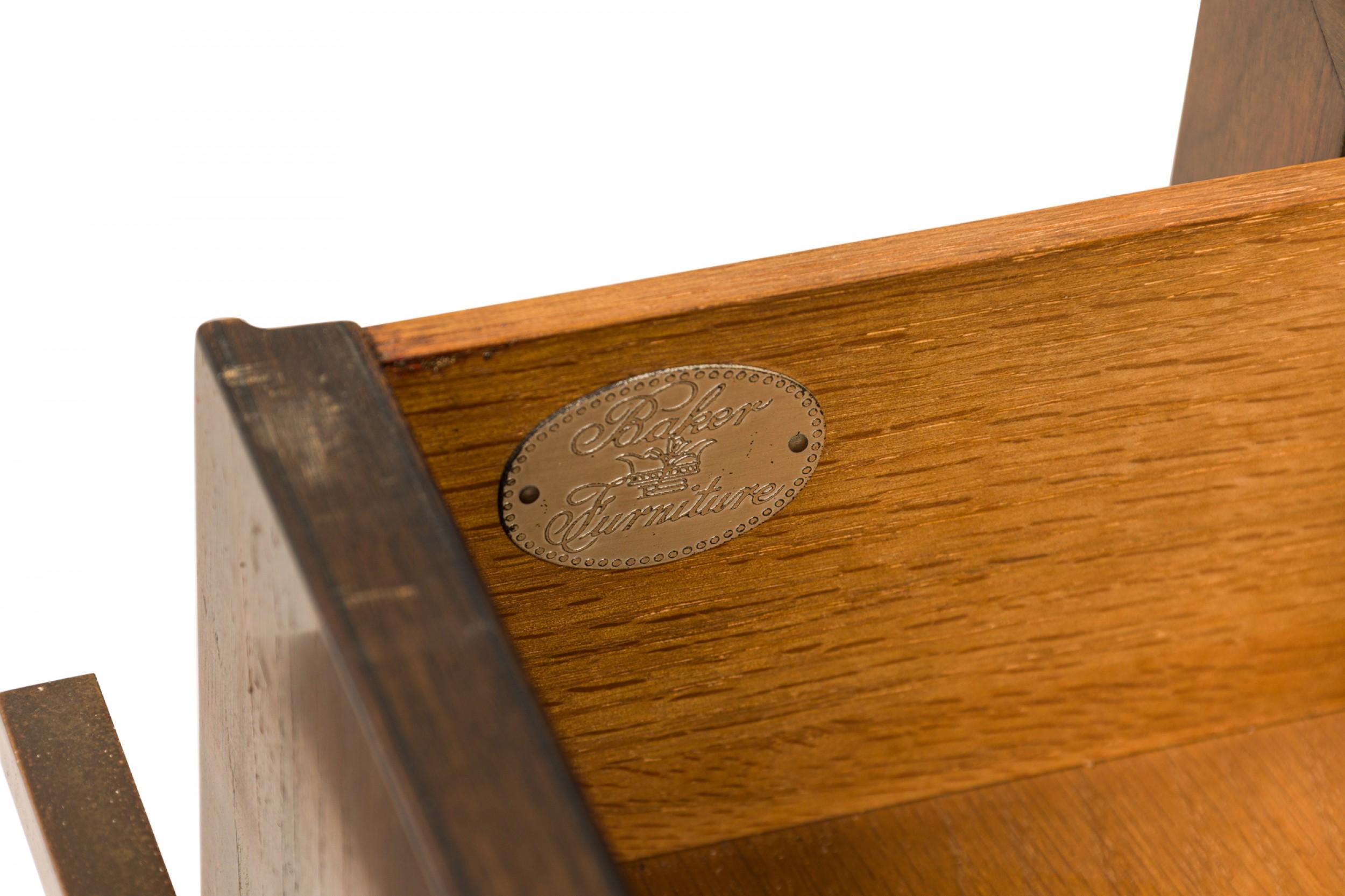 Finn Juhl para Baker Furniture Company Mesa auxiliar / auxiliar de madera oscura con estante en forma de lata en venta 2