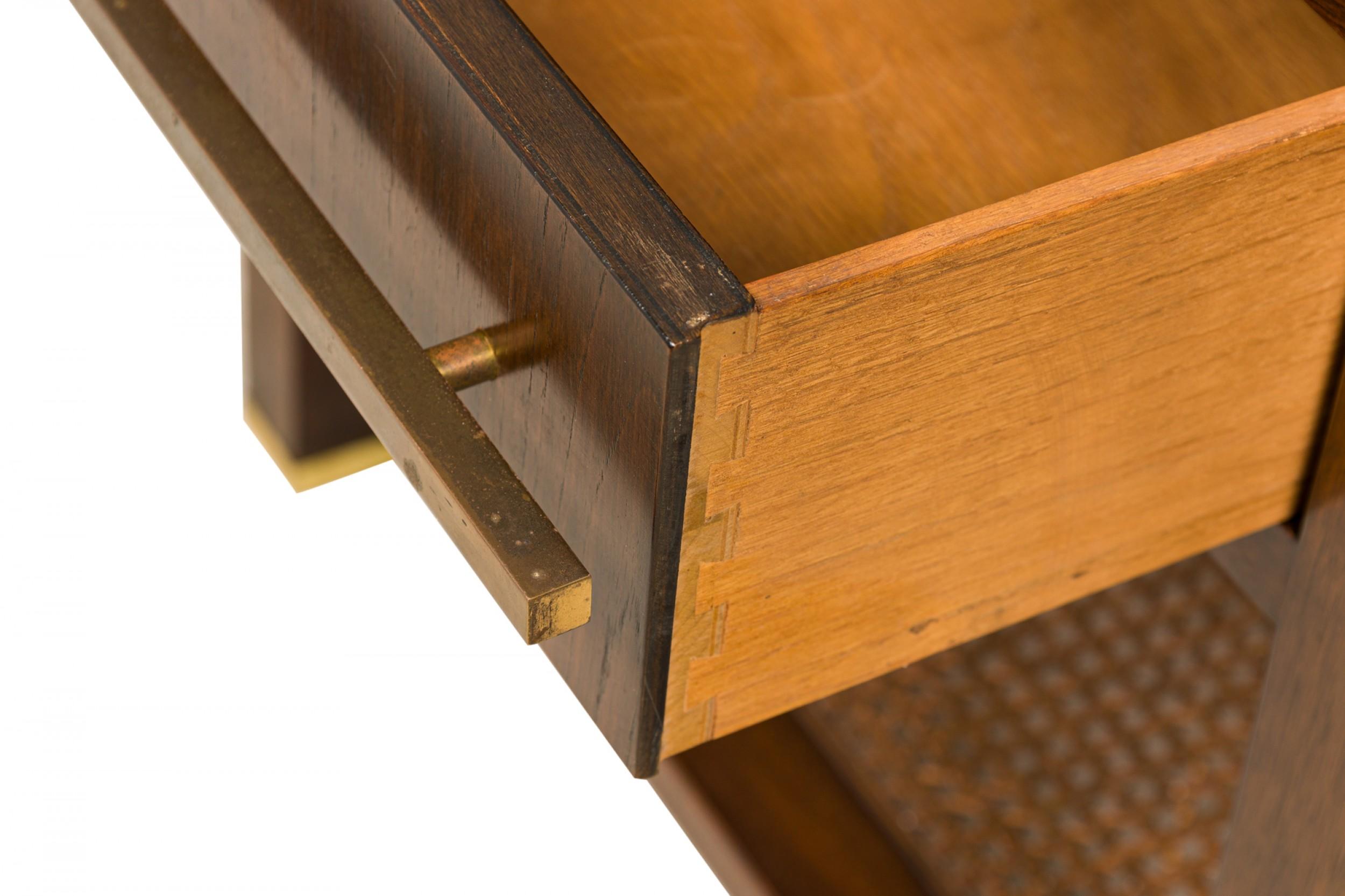 Finn Juhl para Baker Furniture Company Mesa auxiliar / auxiliar de madera oscura con estante en forma de lata Lacado en venta