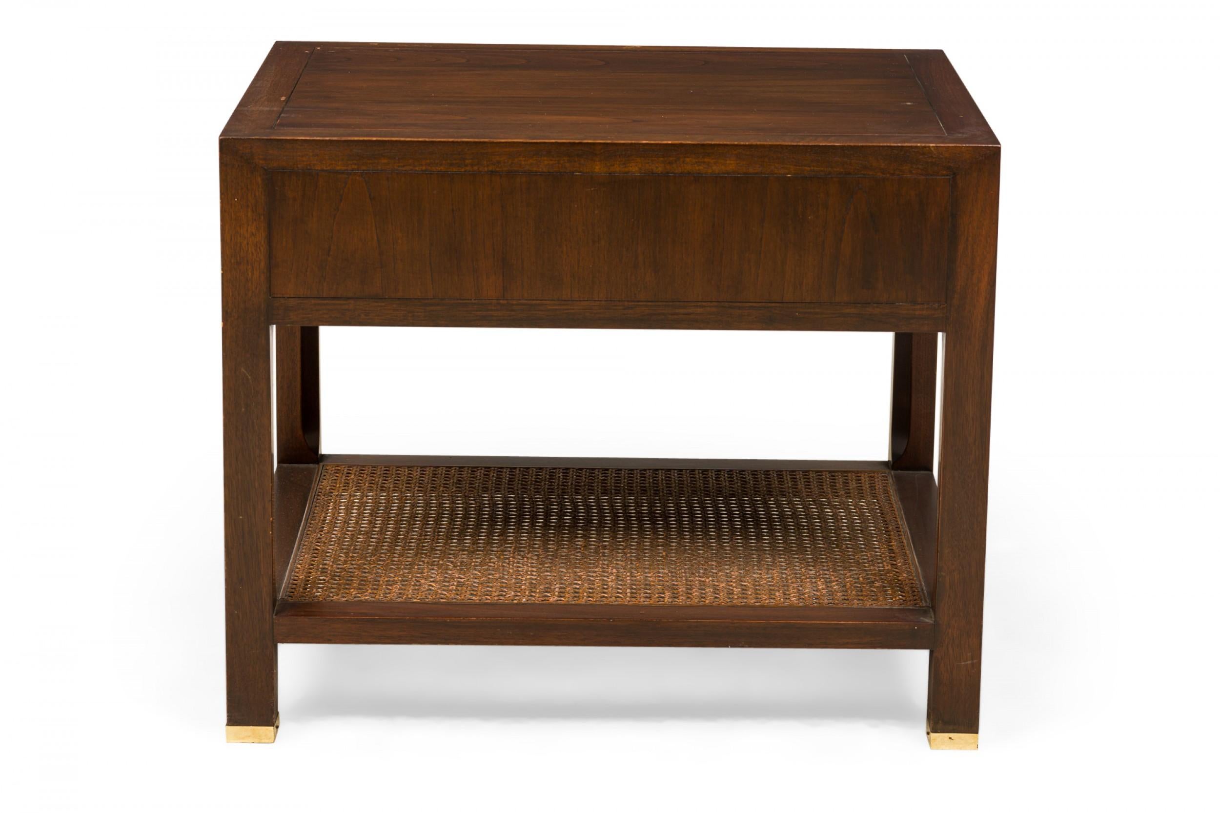 Finn Juhl para Baker Furniture Company Mesa auxiliar / auxiliar de madera oscura con estante en forma de lata Latón en venta