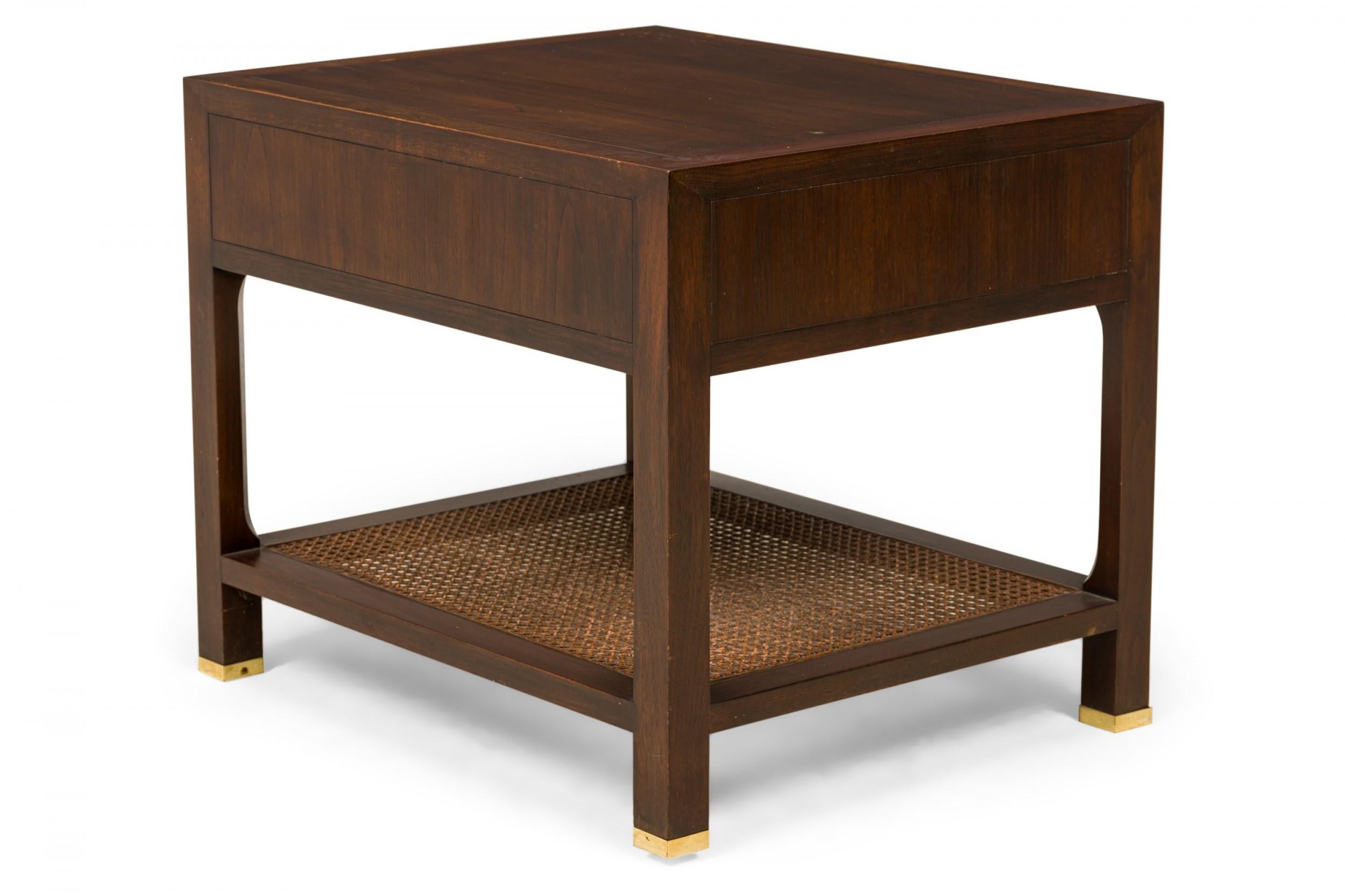 Finn Juhl para Baker Furniture Company Mesa auxiliar / auxiliar de madera oscura con estante en forma de lata Moderno de mediados de siglo en venta