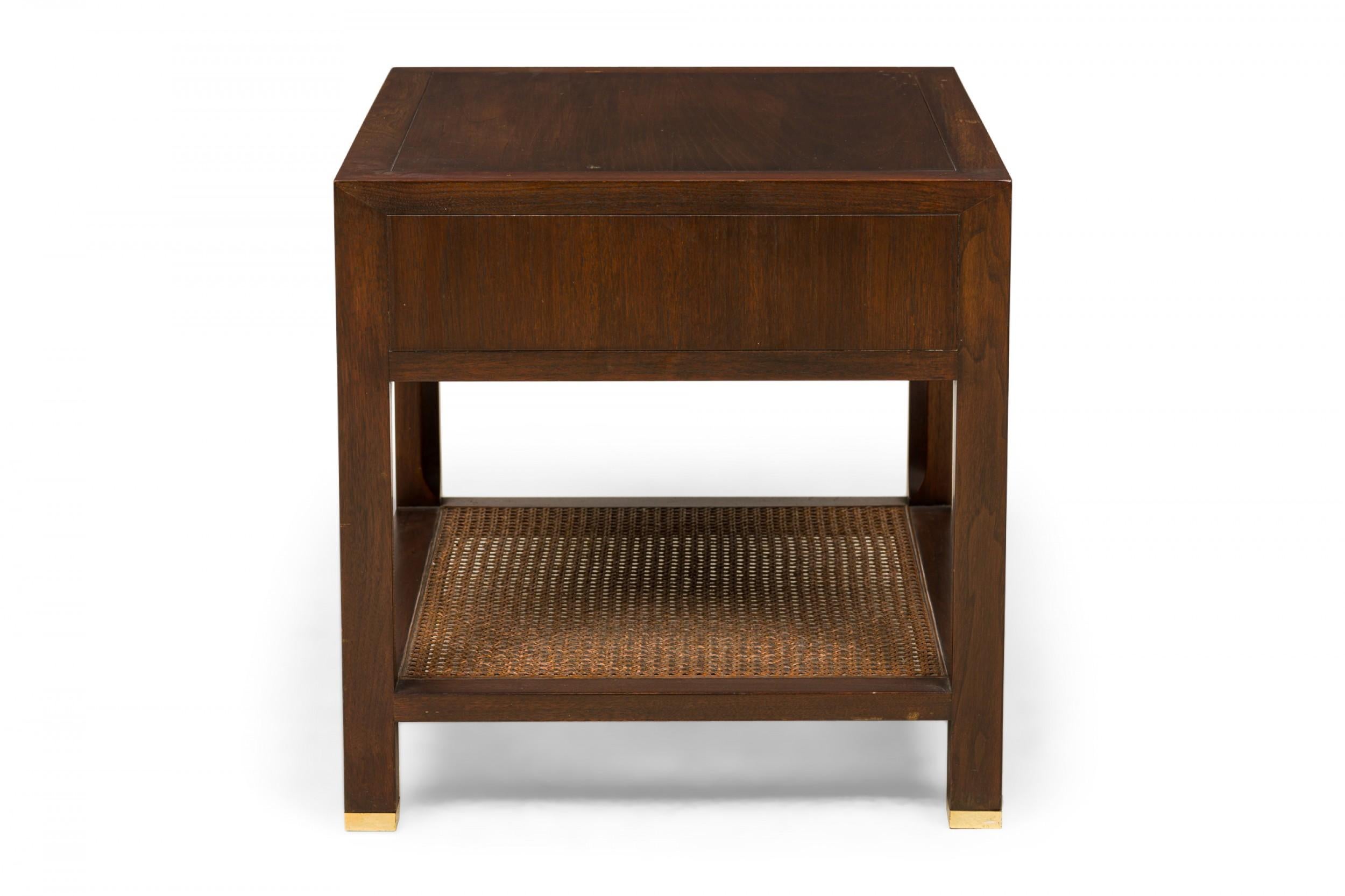 Finn Juhl para Baker Furniture Company Mesa auxiliar / auxiliar de madera oscura con estante en forma de lata en venta 3