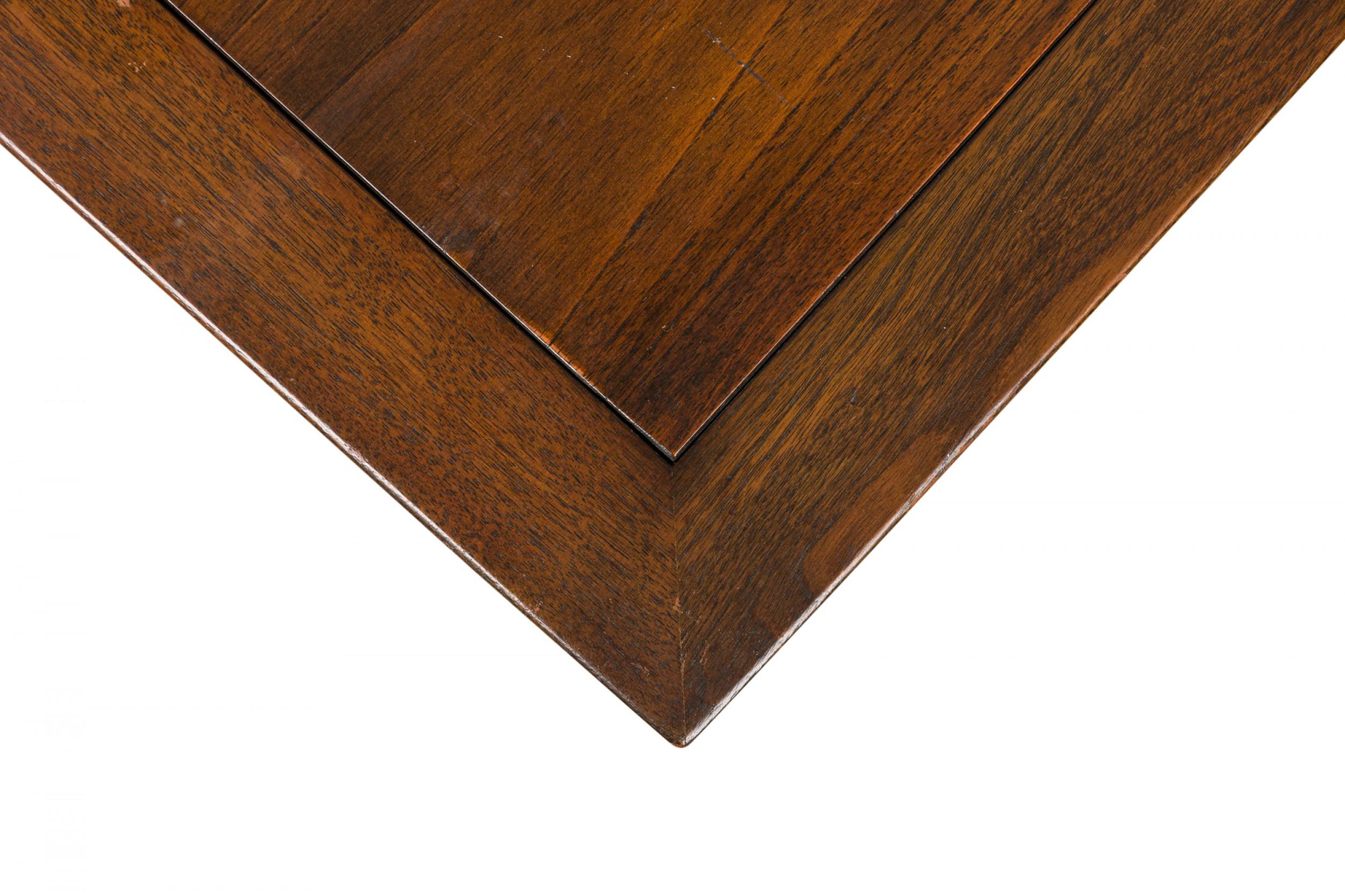 Finn Juhl para Baker Furniture Company Mesa auxiliar / auxiliar de madera oscura con estante en forma de lata siglo XX en venta