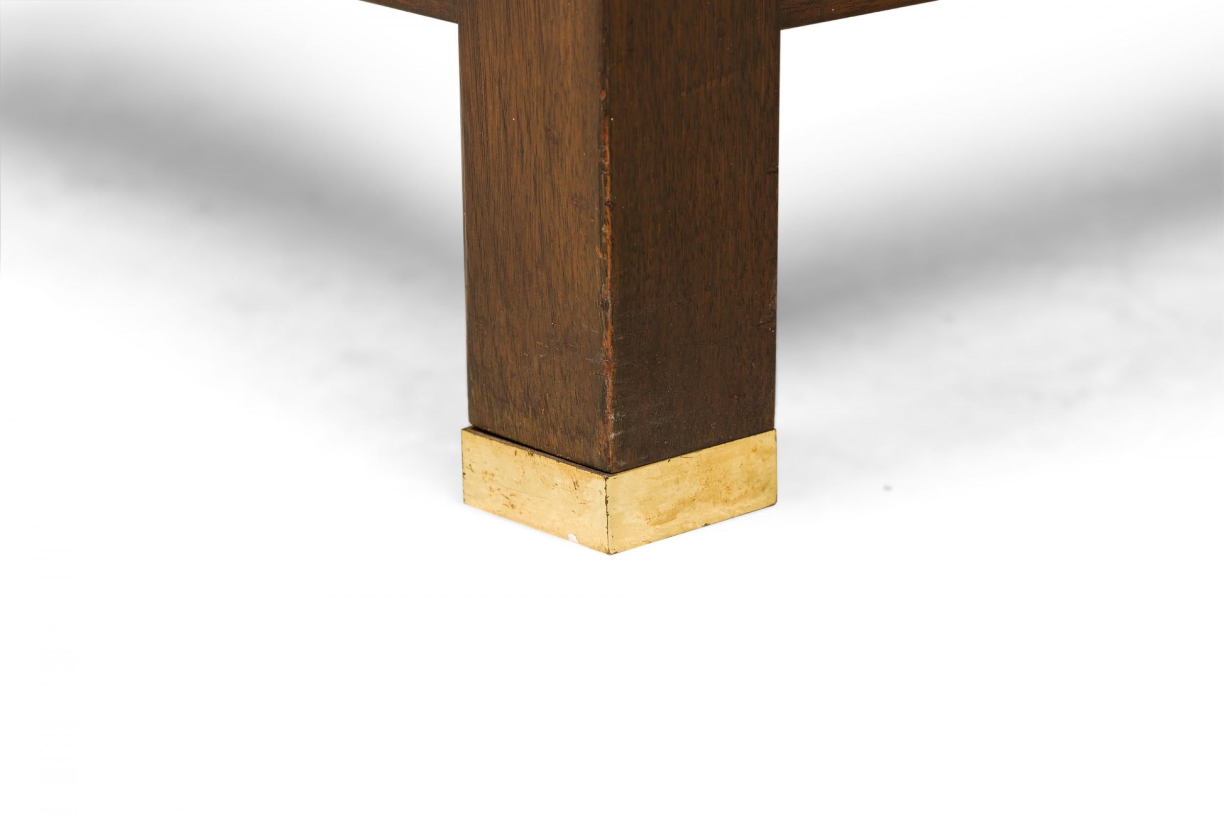 Finn Juhl para Baker Furniture Company Mesa auxiliar / auxiliar de madera oscura con estante en forma de lata Danés en venta