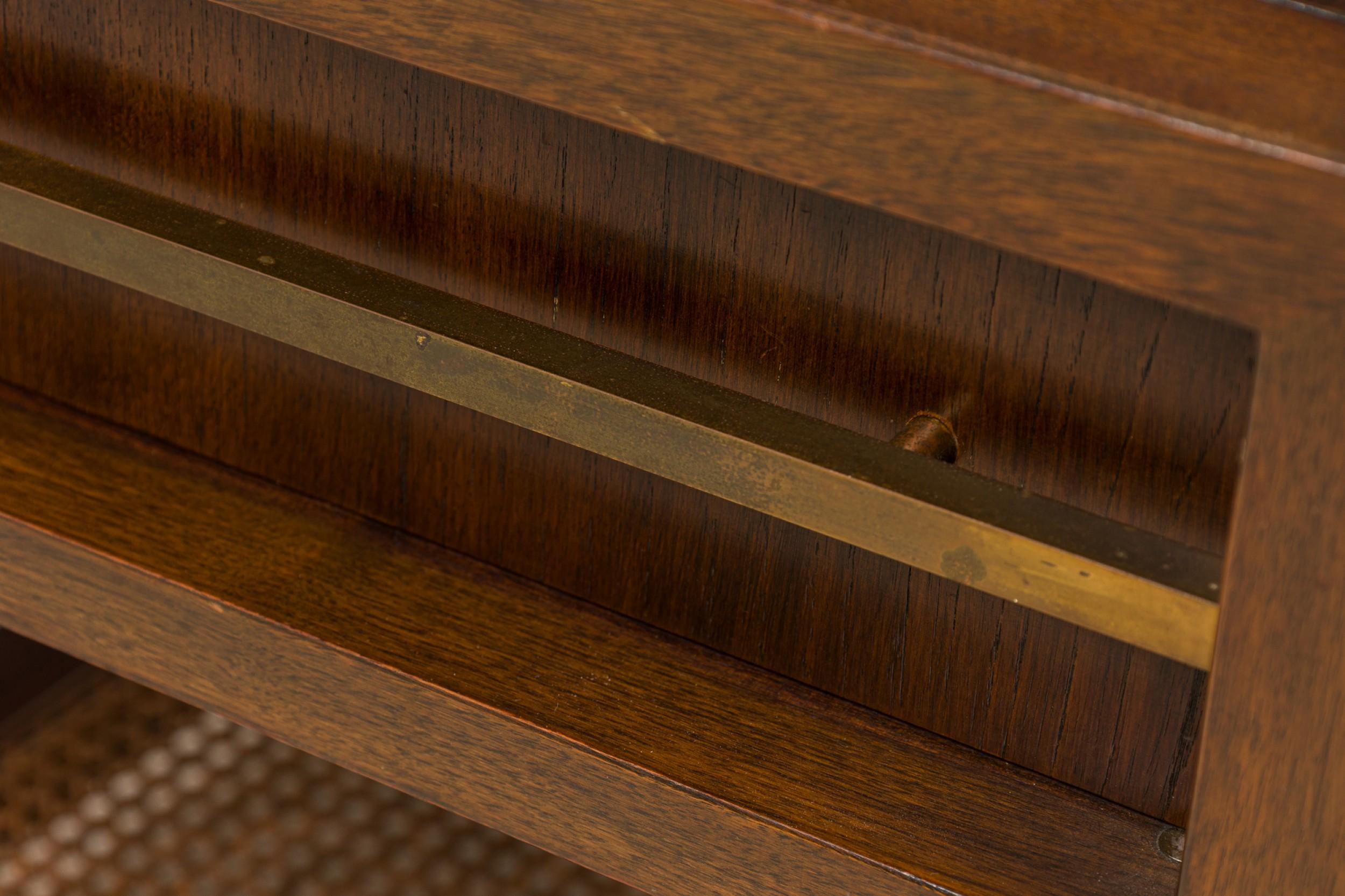 Finn Juhl para Baker Furniture Company Mesa auxiliar / auxiliar de madera oscura con estante en forma de lata en venta 1