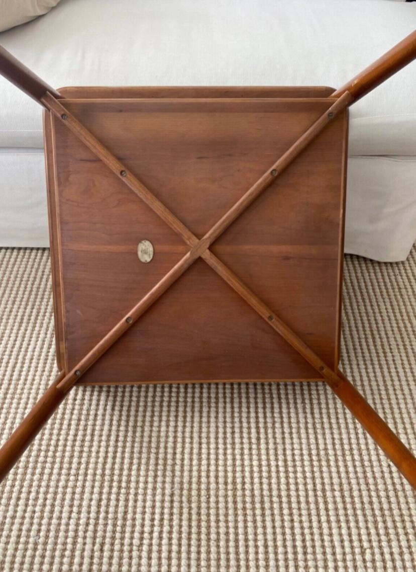 Mid-Century Modern Finn Juhl for Baker Furniture table d'appoint avec étagère milieu de siècle teck noyer USA en vente