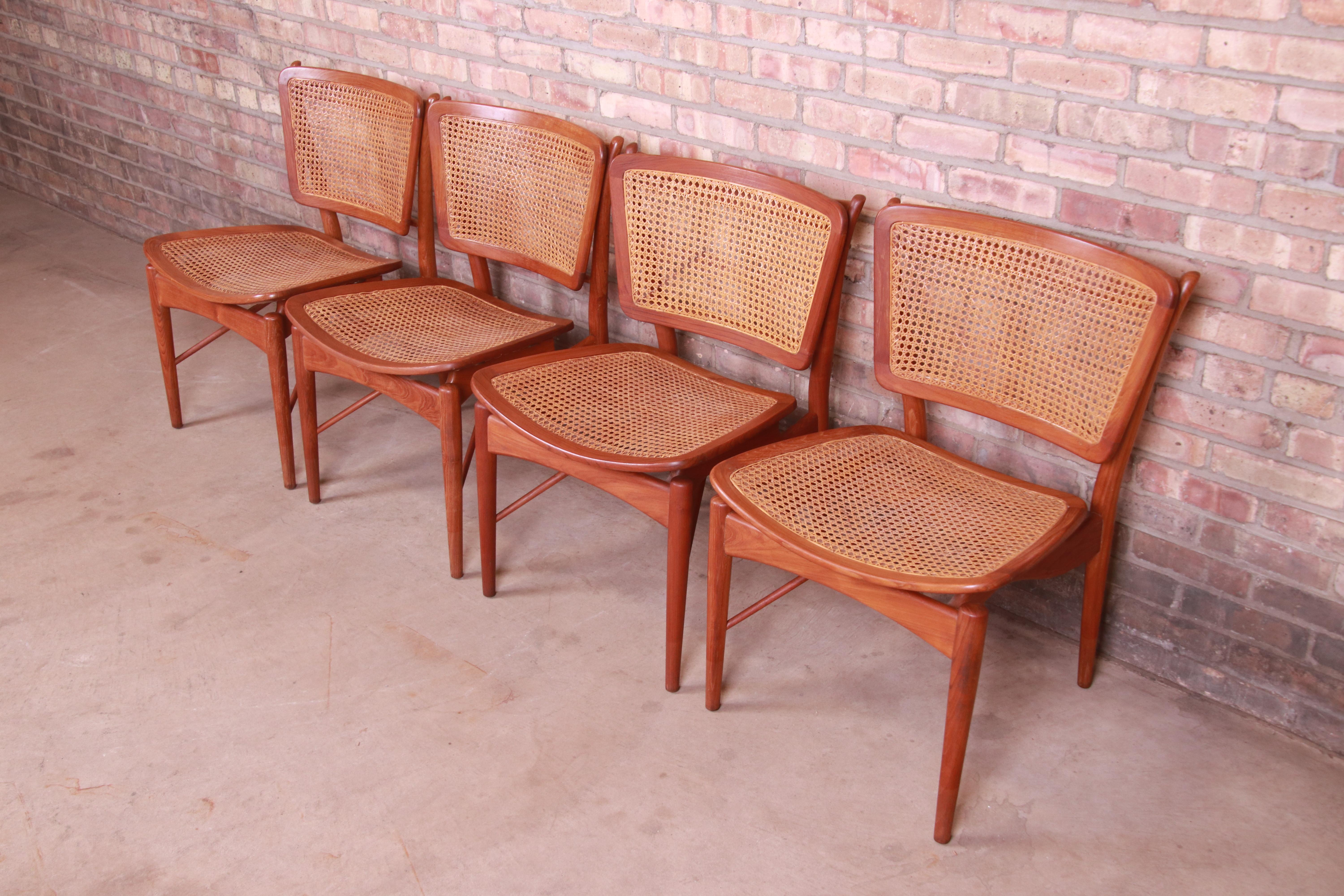 Mid-Century Modern Ensemble de quatre chaises de salle à manger en teck et rotin de Finn Juhl pour Baker Furniture en vente