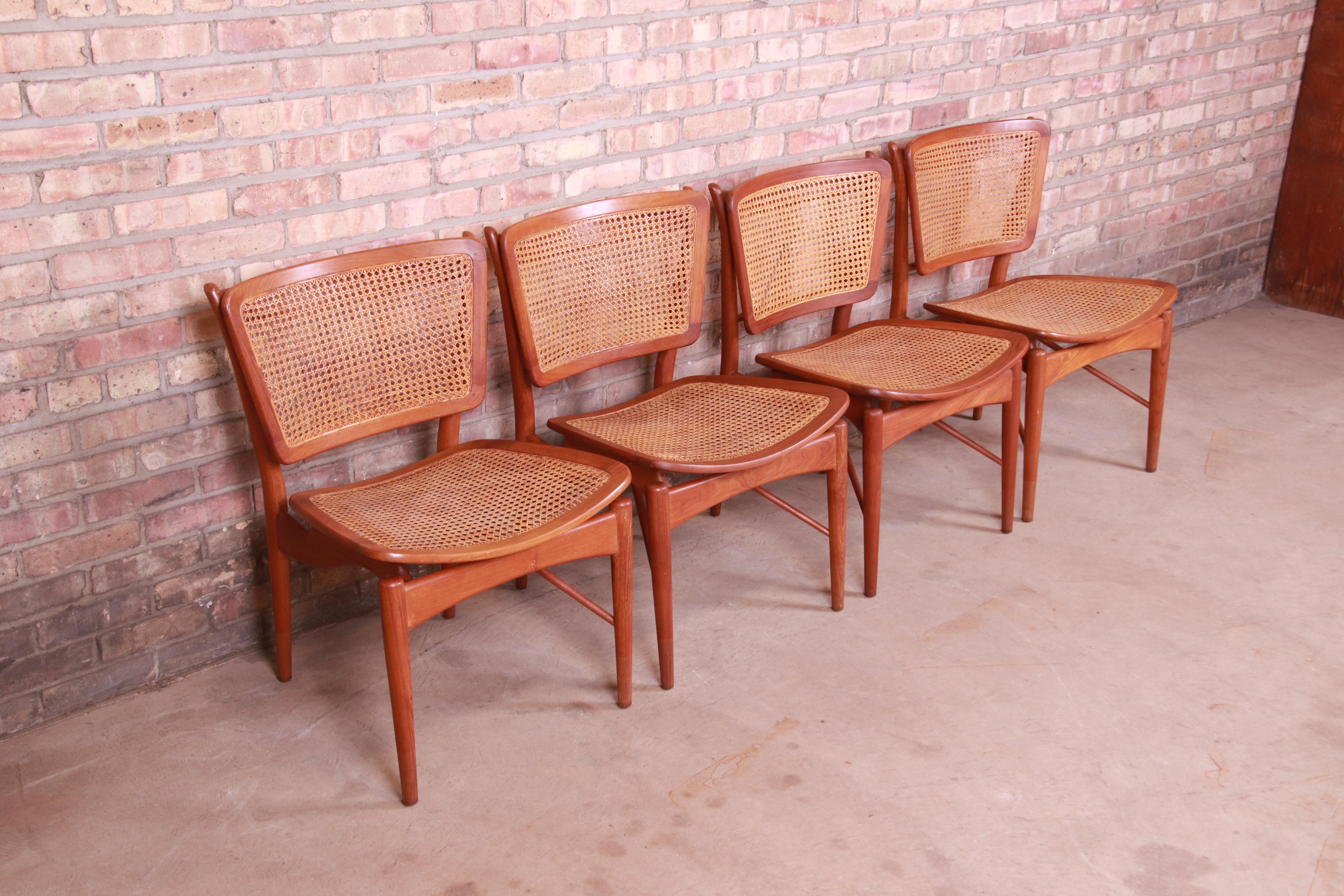 Indien Ensemble de quatre chaises de salle à manger en teck et rotin de Finn Juhl pour Baker Furniture en vente