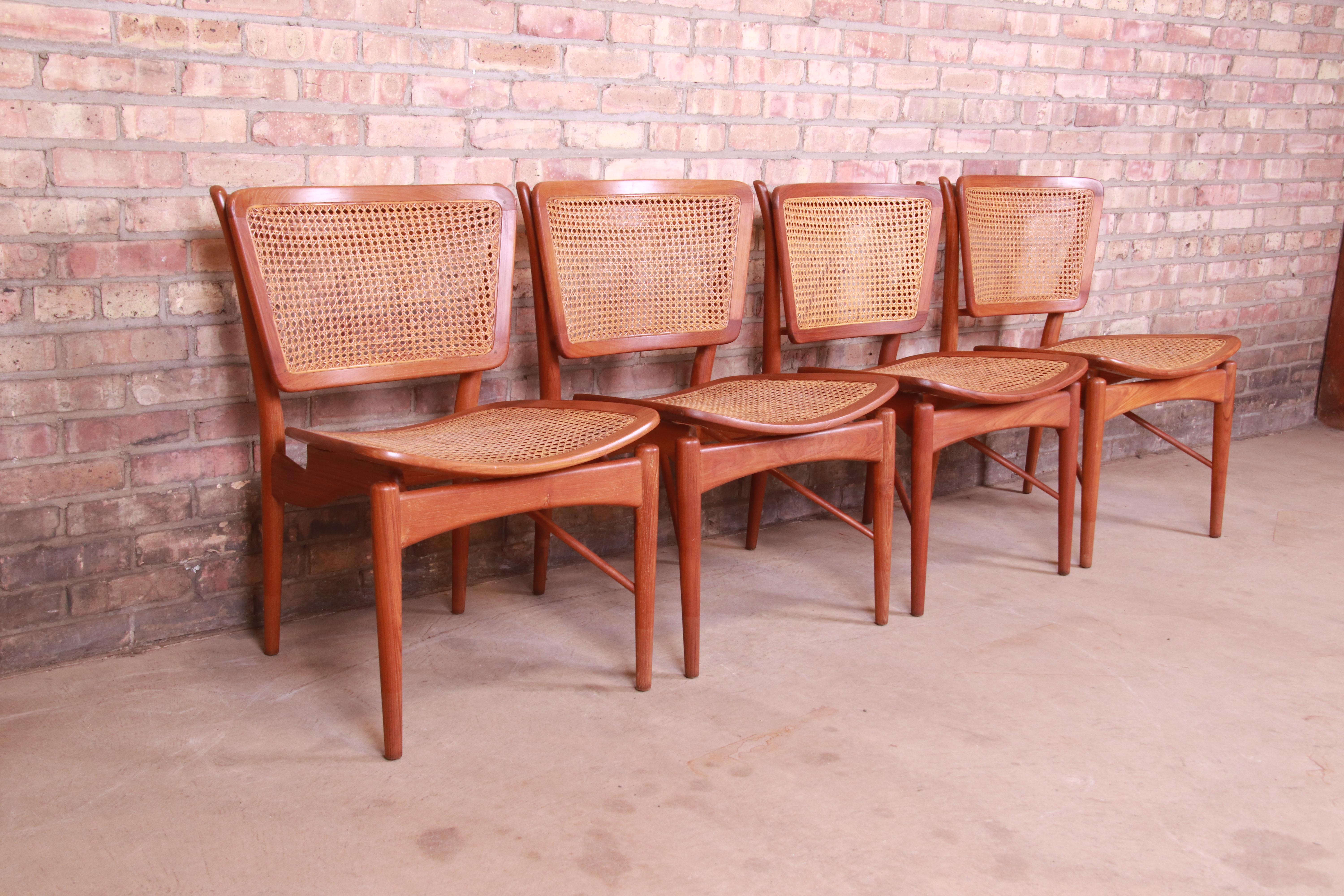 Ensemble de quatre chaises de salle à manger en teck et rotin de Finn Juhl pour Baker Furniture Bon état - En vente à South Bend, IN