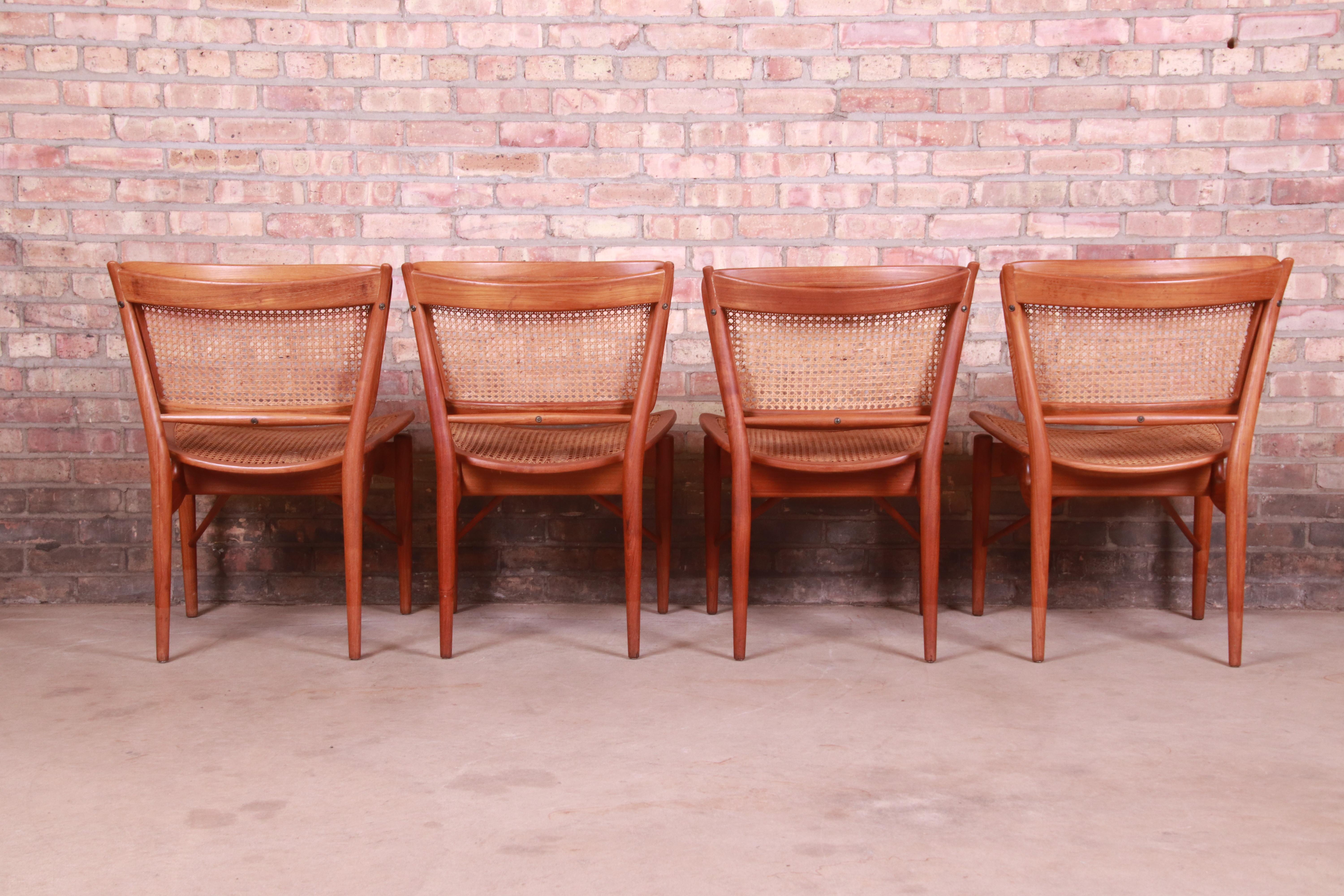 Canne Ensemble de quatre chaises de salle à manger en teck et rotin de Finn Juhl pour Baker Furniture en vente