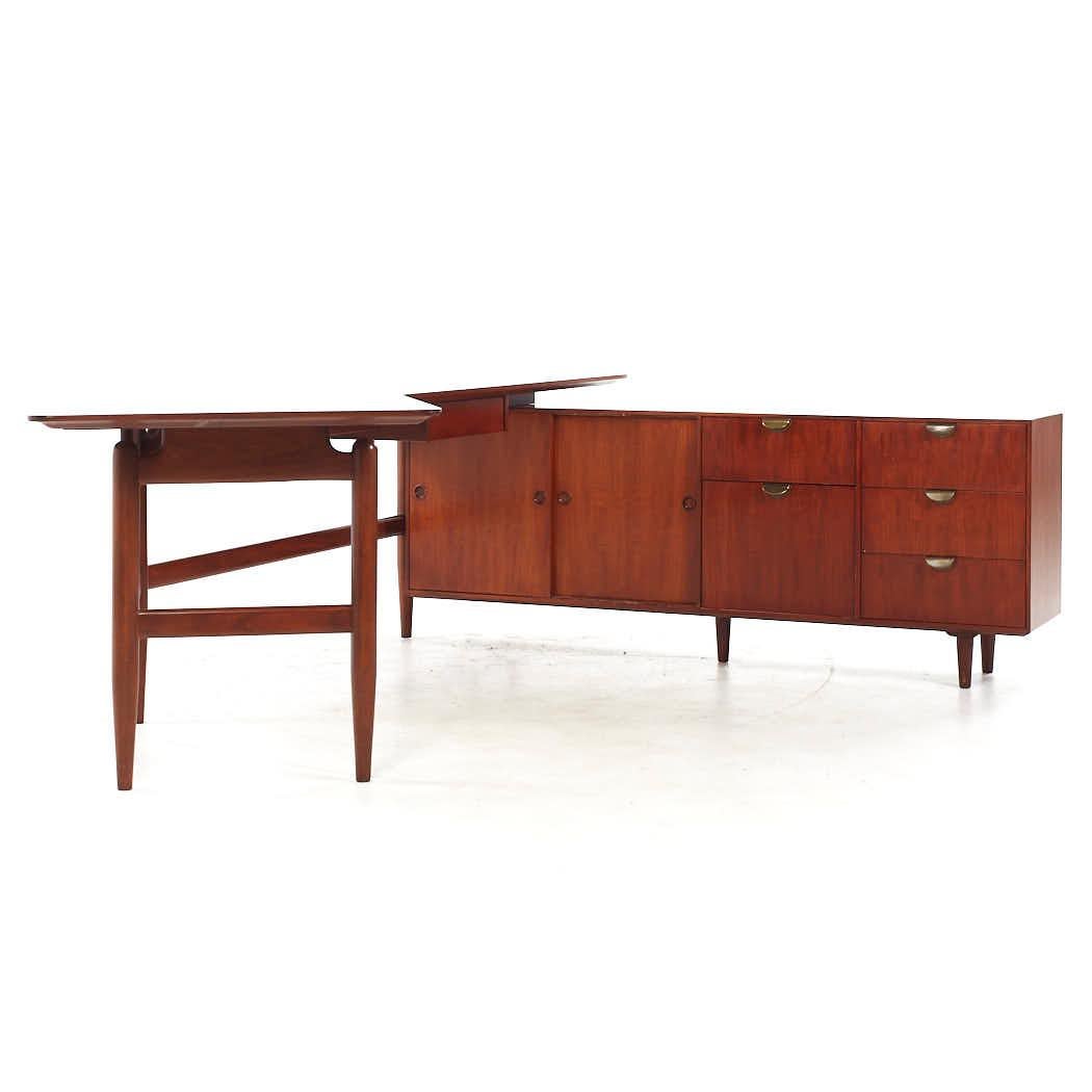 Finn Juhl for Baker Mid Century Walnut Desk with Return

This desk measures: 96 wide x 77.25 deep x 29 high, with a chair clearance of 24.25 inches
The return measures 26 inches high

All pieces of furniture can be had in what we call restored
