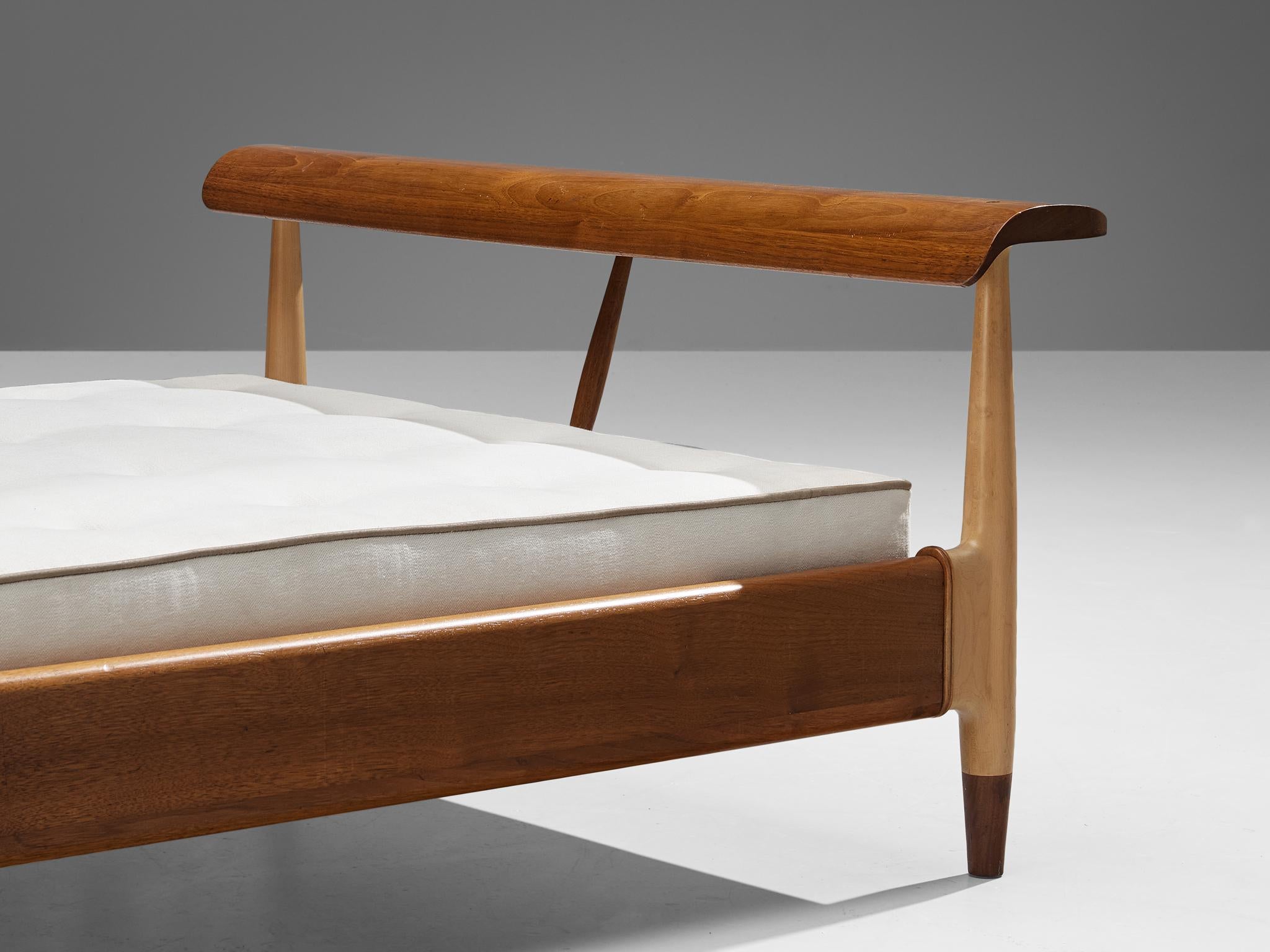 Finn Juhl for Baker Daybed in Walnut and Birch  In Good Condition For Sale In Waalwijk, NL
