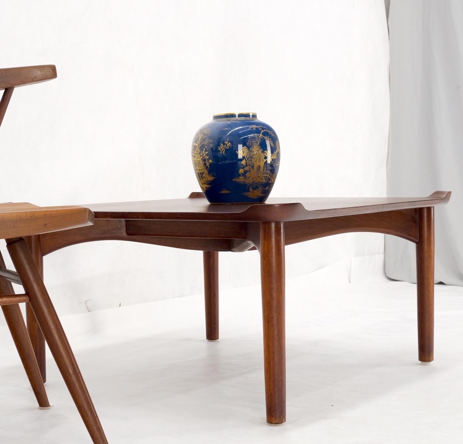 Table basse carrée moderne mi-siècle en noyer de Finn Juhl pour Baker en vente 6