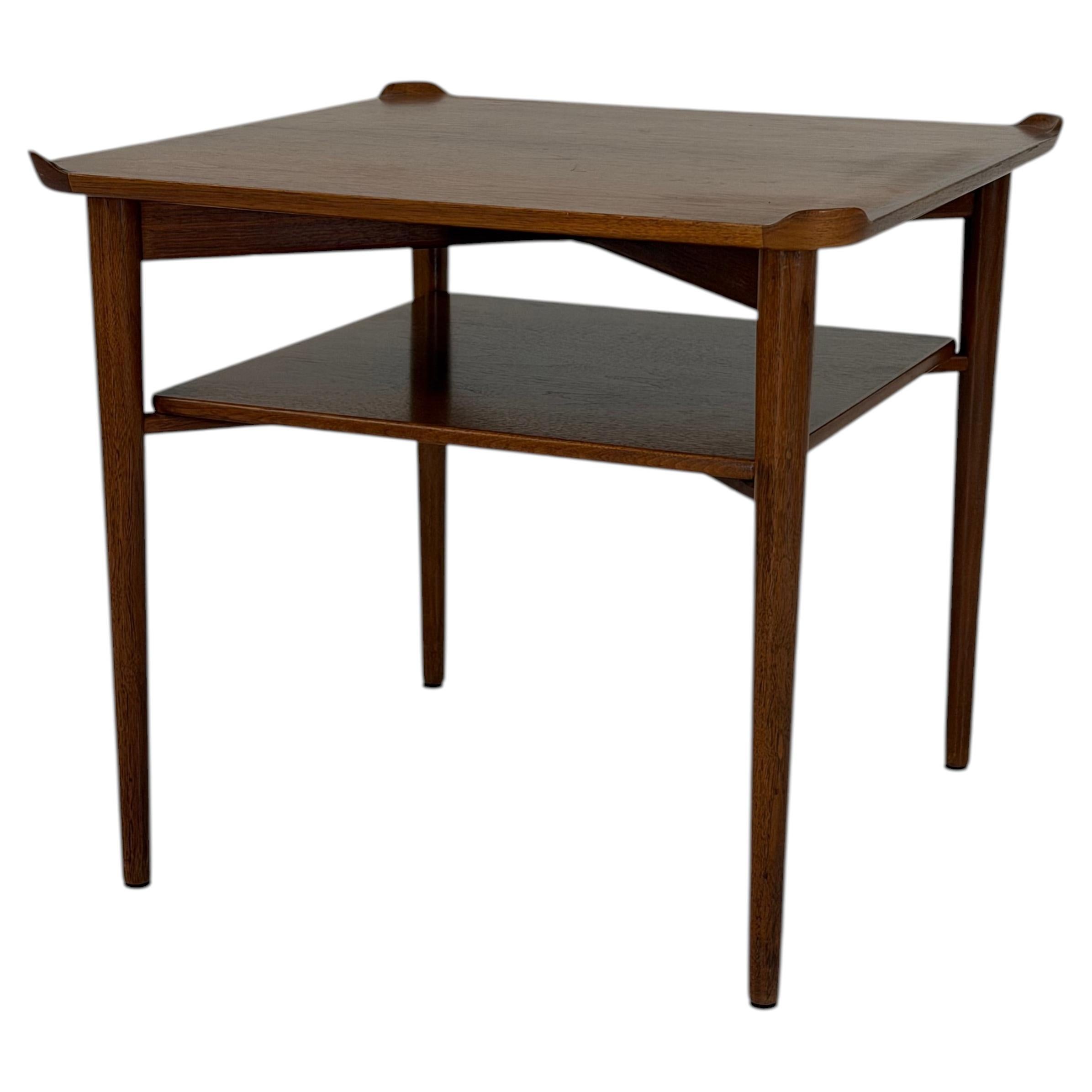 Tavolino a due ripiani in noce di Finn Juhl per Baker, collezione “Modern”, CIRCA 1951 in vendita
