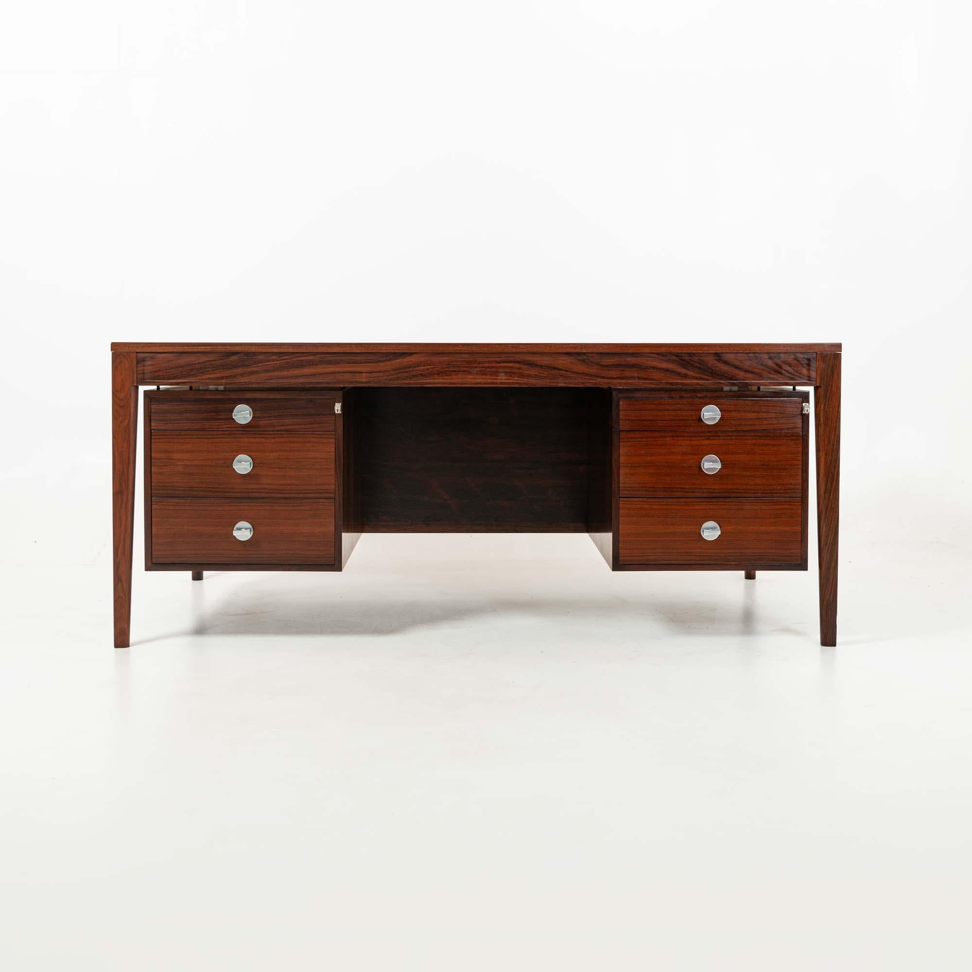 Ein Original-Schreibtisch aus Palisanderholz, entworfen von Finn Juhl für Cado (ursprünglich France & Sons, das Unternehmen wurde in den 1960er Jahren von Poul Cadovius aufgekauft und in Cado umbenannt), in einer seltenen Konfiguration, komplett mit