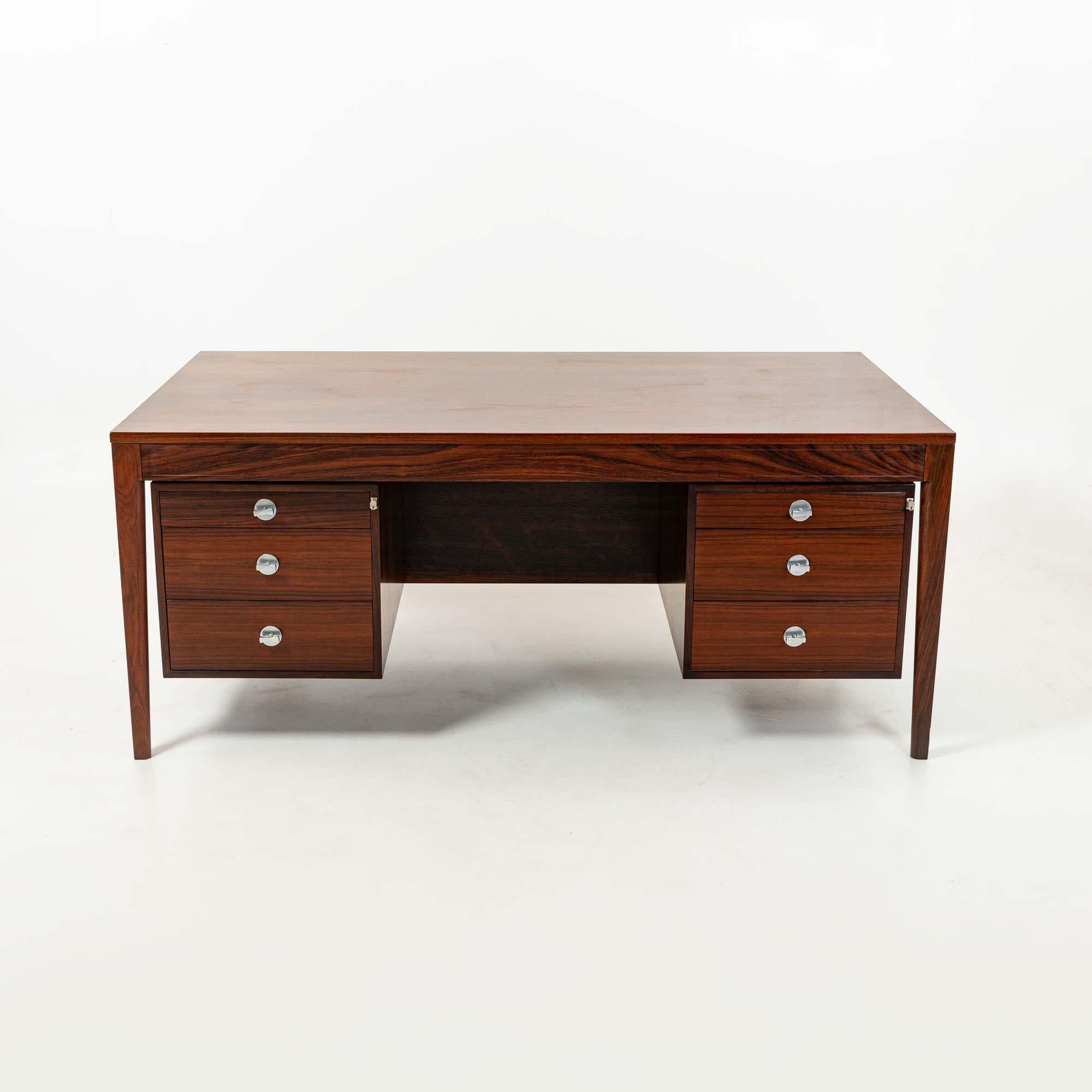 1960er Finn Juhls Diplomat Series Schreibtisch mit 6 Schubladen in Palisanderholz (Moderne der Mitte des Jahrhunderts) im Angebot