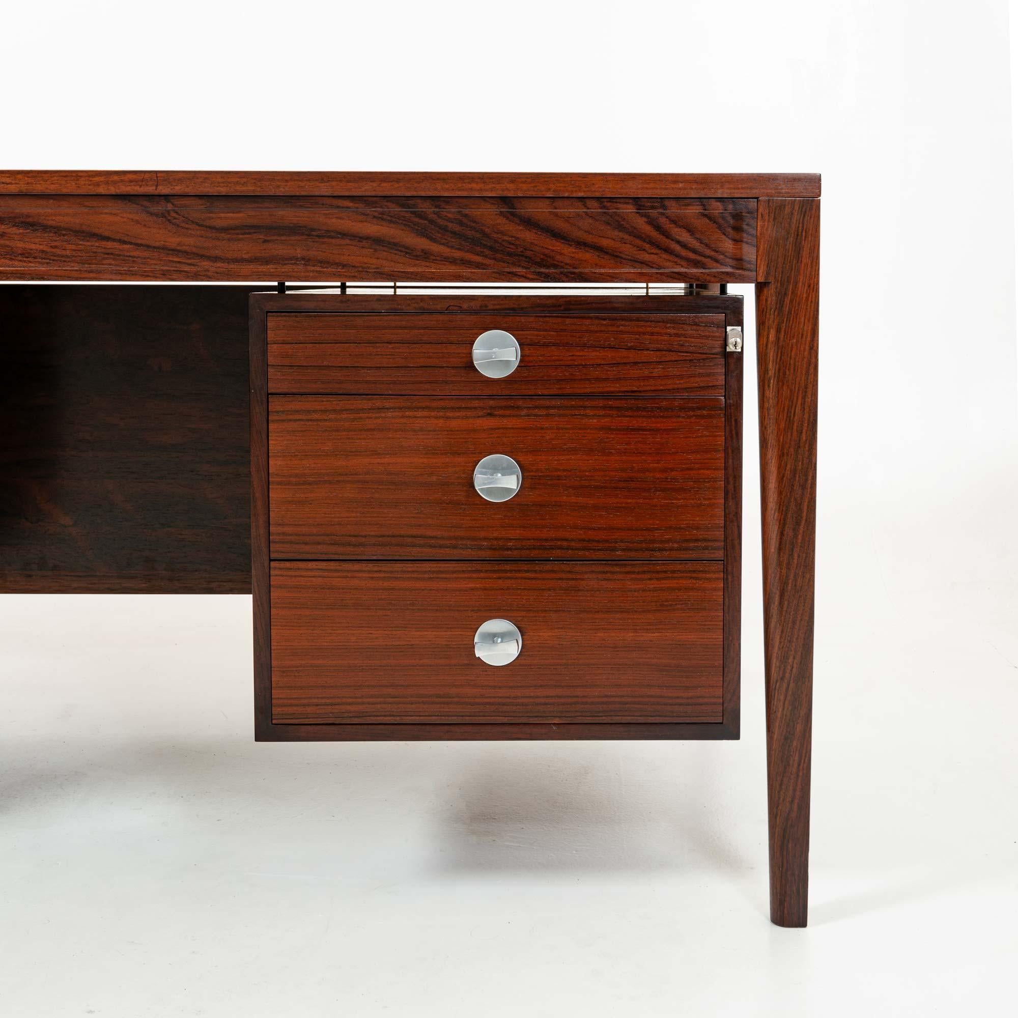1960er Finn Juhls Diplomat Series Schreibtisch mit 6 Schubladen in Palisanderholz (Rosenholz) im Angebot