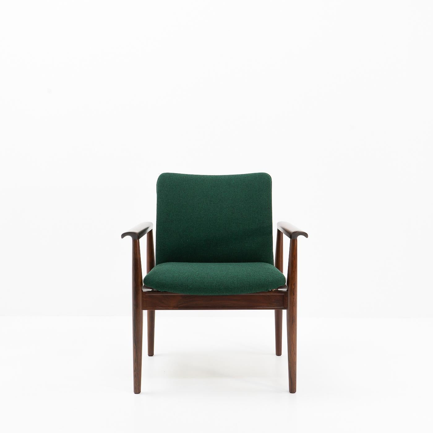 209 Fauteuil Diplomat de Finn Juhl en palissandre de Rio très exclusif, aujourd'hui une essence de bois protégée. Le bois a été remis en état et les sièges ont été rembourrés dans un tissu en laine vert de Kvadrat.

 
Condit : Excellent, retapissé,