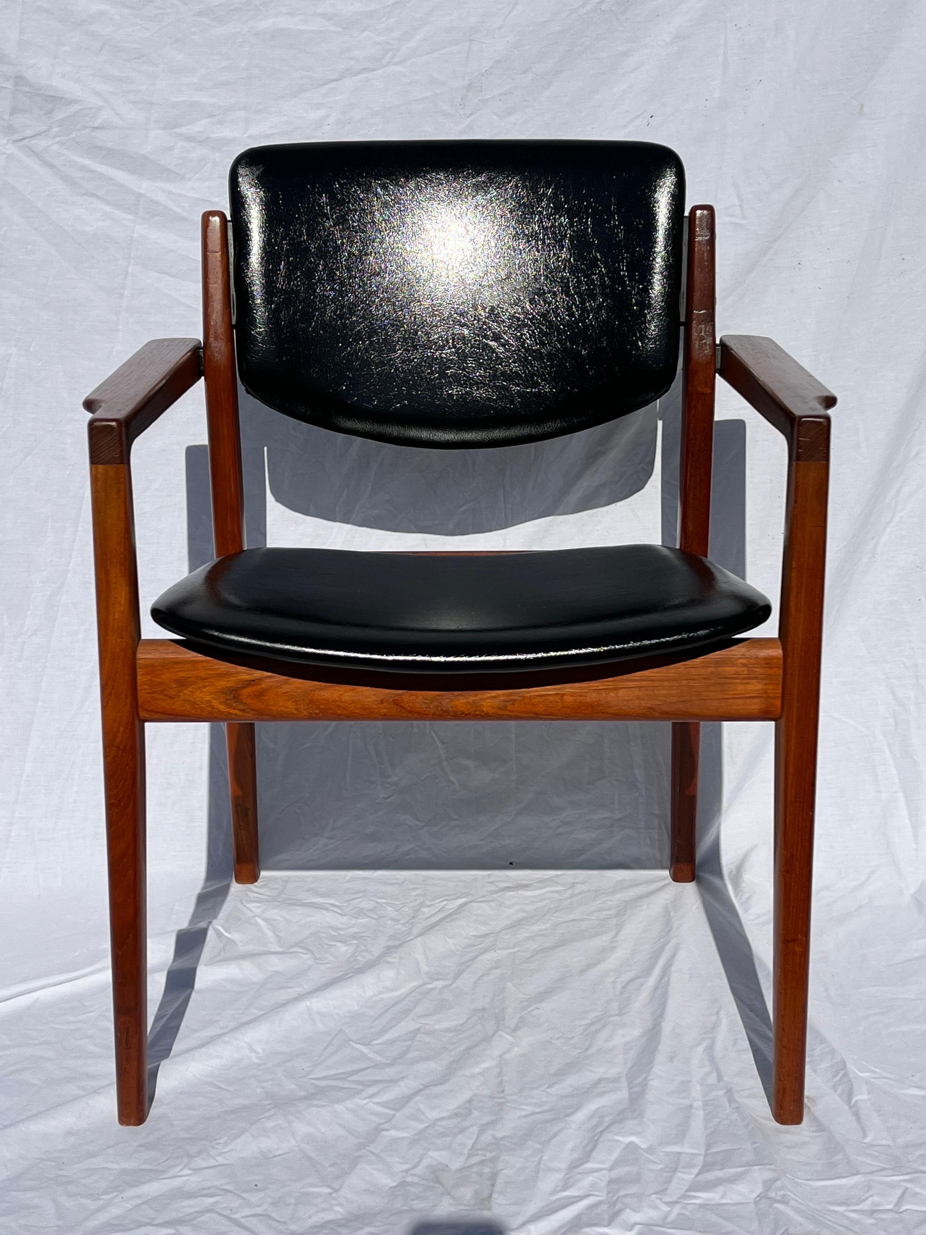 Finn Juhl for France and Son Model 196 Danish Mid-Century Modern Armchair In Fair Condition For Sale In Atlanta, GA