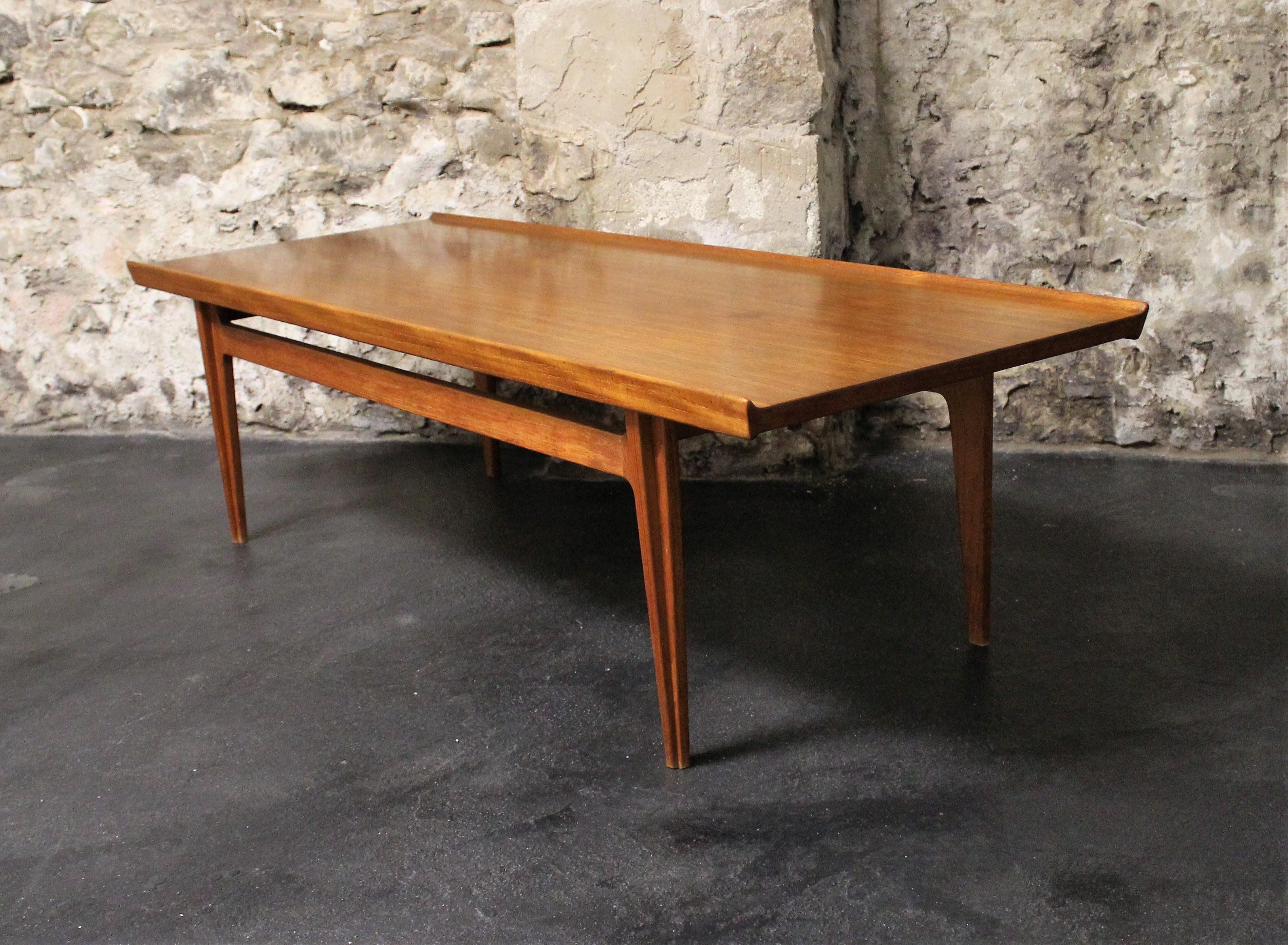 Couchtisch aus massivem Teakholz mit umgedrehten Tischkanten und konisch zulaufenden Beinen. Entworfen von Finn Juhl für France and Sons. 

Mid-Century Modern / Skandinavische Moderne.