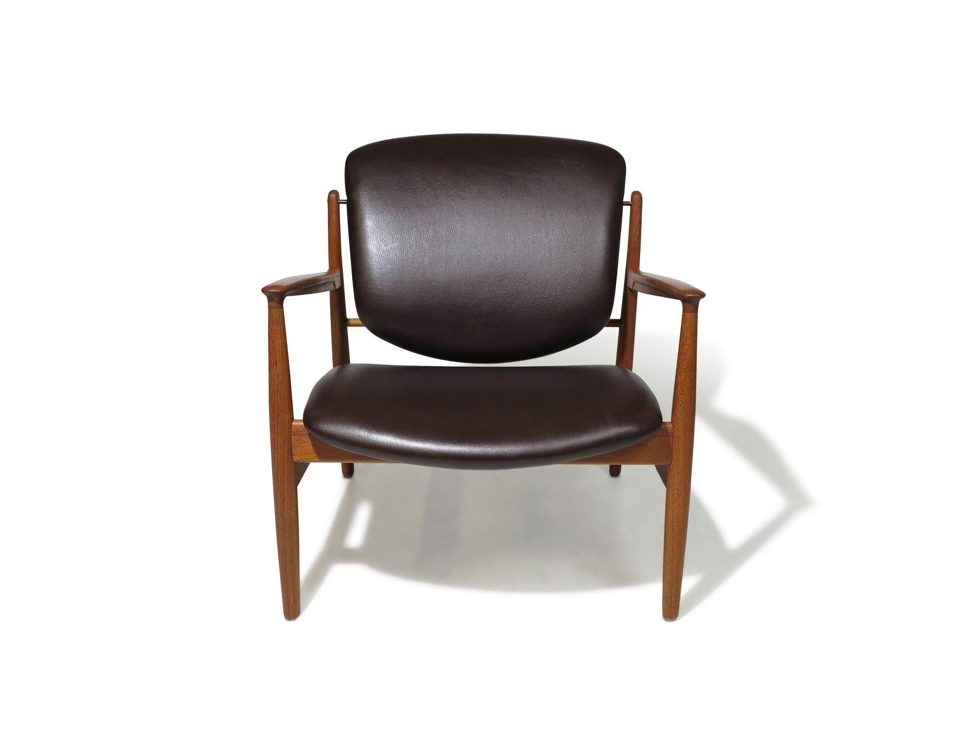 Finn Juhl for France & Daverkosen FD 136, Teak Lounge Chair in Leather For Sale 3