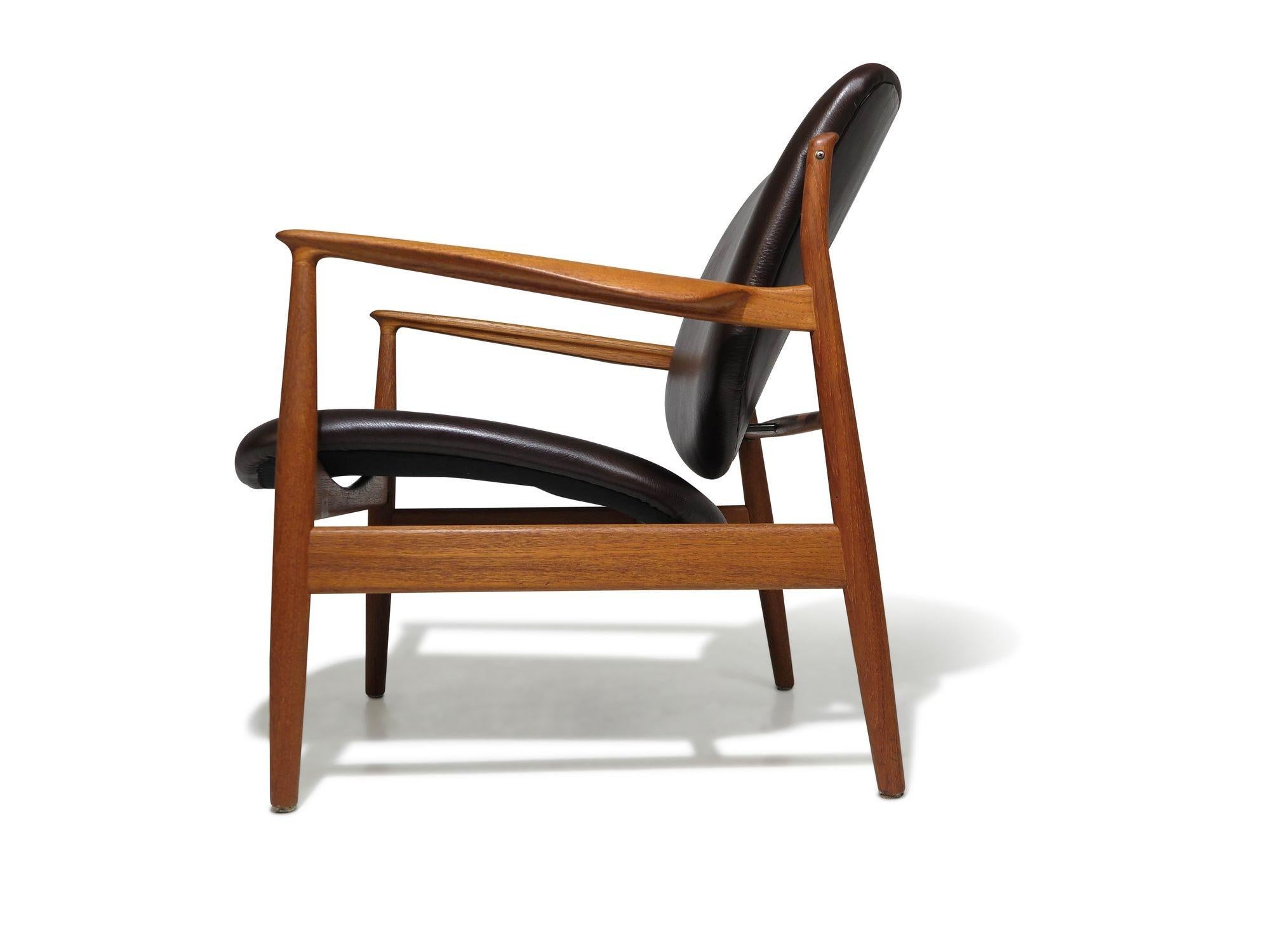 Finn Juhl for France & Daverkosen FD 136, Teak Lounge Chair in Leather In Excellent Condition For Sale In Oakland, CA