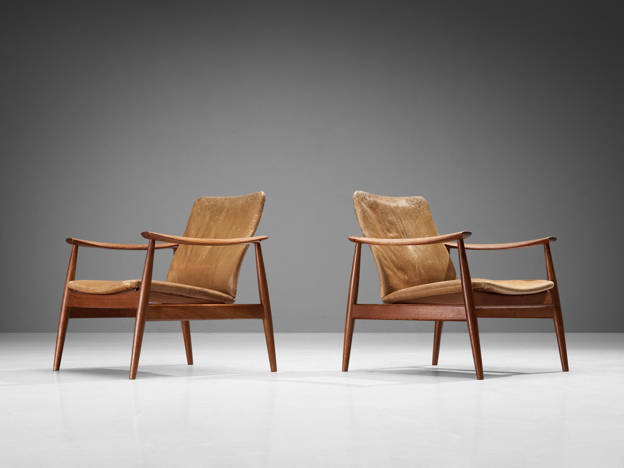 Milieu du XXe siècle Finn Juhl pour France & Søn Paire de chaises longues en teck et cuir  en vente