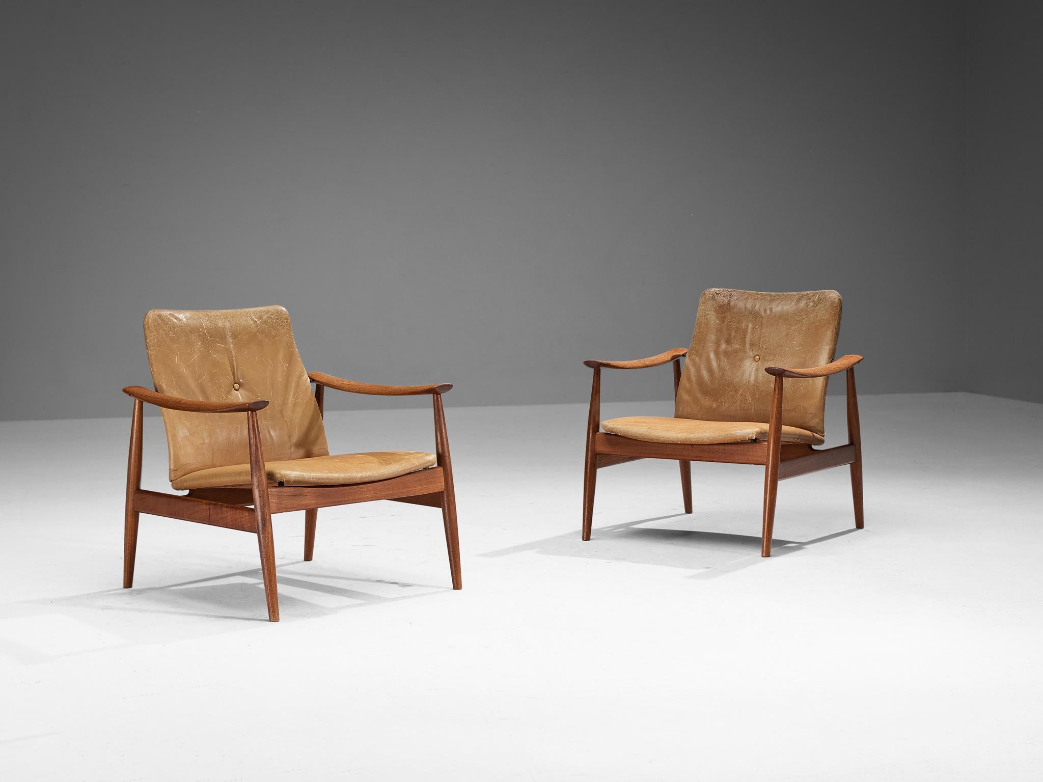 Finn Juhl for France & Søn Pair of Lounge Chairs in Teak and Leather  For Sale 3