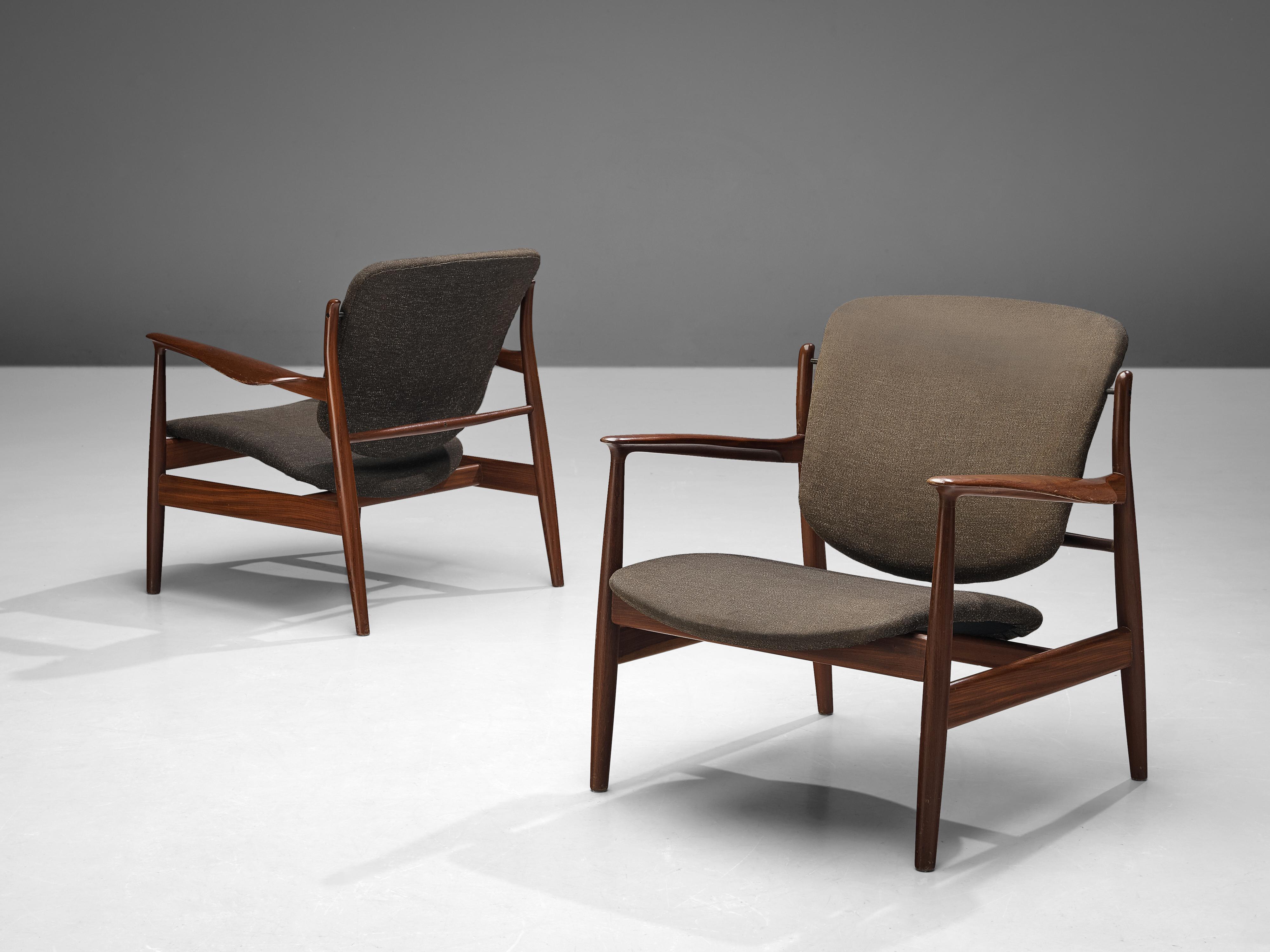 Finn Juhls pour France & Søn, paire de chaises longues modèle précoce '136', teck, tissu d'ameublement, Danemark, 1959. 

Un design très honnête et ouvert de l'architecte et designer danois Finn Juhls. Comme beaucoup de ses créations, cette chaise